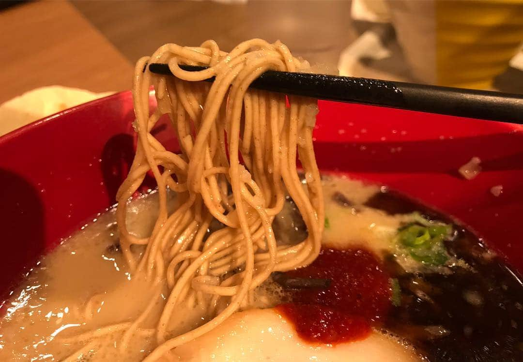 本谷亜紀さんのインスタグラム写真 - (本谷亜紀Instagram)「また来ちゃった❗️ハーフサイズのラーメンがデフォルトで豊富なサイドメニュー選ぶのも楽しい👌今回はサラダとチャーシュータコス🍥 ㅤㅤㅤㅤㅤㅤㅤㅤㅤㅤㅤㅤㅤ 会社にラーメン部なるものがあって、会社が少しだけお金出してくれるの㊗️女子会ラーメンした❗️良きコミュニケーション‼️タグつけたから会社のラーメンアカウント見てみてね‼️参考になるよ🙆‍♀️ #ニブンノイップウドウ # IPPUDO #渋谷ヒカリエ #渋谷ランチ #ラーメン #らーめん #拉麺 #라면#ramen#noodle  #つけ麺 #まぜそば #汁なし #麺 #麺活 #ラーメン巡り #ラーメンインスタグラマー #麺スタグラム #rameninstagramer  #travel #foodie」4月15日 14時35分 - akichi0518_ramen