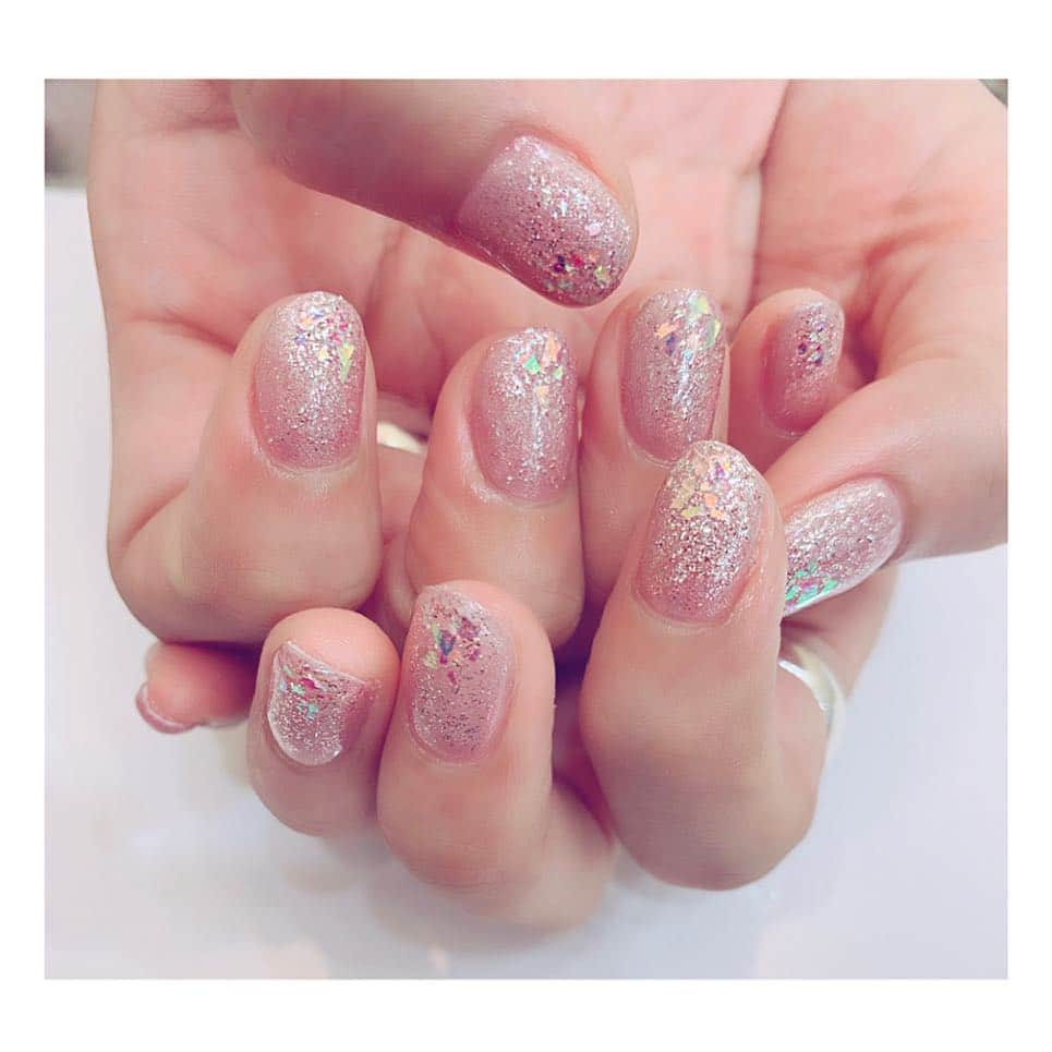 増田有華さんのインスタグラム写真 - (増田有華Instagram)「・ New Nails💋 Macのネイルカラーでずーっとツボなのがあって、持参して同じ色味を作っていただきました。 セルフネイルだと一日でめくれちゃったりして本当長持ちしないから😅 再現率高くて上がりました〜 先端は更にキラッキラに🥰 かわいいいいーーーーーー！！！ ・ @cocotte_harajuku  #cocotte #ずーっと映画の話してた #女子トーク #チョコレートドーナツ #最高説 #harajuku #ネイル #ネイルデザイン #ネイルアート #キラキラネイル #pink #nail #nails #naildesign #nailstagram #new #cute #beautiful #cool #japan #japanese #instagood #増田ネイルぅ」4月15日 14時44分 - masuyuka_official