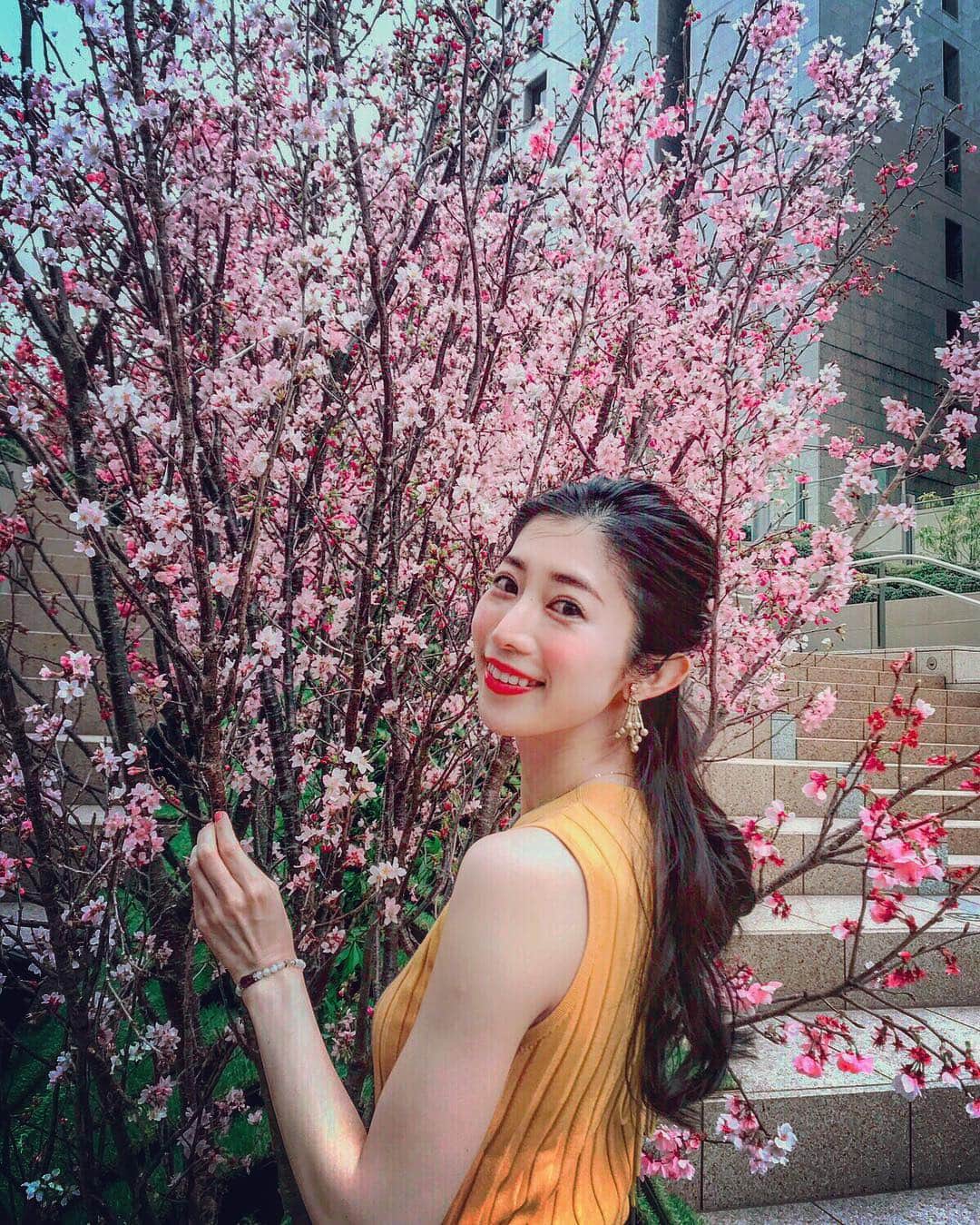 のインスタグラム：「🌸🌸🌸 #平成最後の桜  はらはら散りぎわまで美しい桜。 今年も思い切りあじわえました。 ・ ・ ・ ・ 🌸🌸🌸 ・ ・ ・  来年は #令和 初のお花見。 ・ なんだか気持ちが一新されるとてもふしぎなここち。  日本って、いい国です🇯🇵 ・ ・ ・ ・  一一一一一一一一一一一一一一一一一一一一一一一一一一一一 #sakura#ilovejapan#lovejapan#myjapan#桜#サクラサク#さくら#🌸#日比谷#銀座#ginza#桜🌸#お花見#平成最後の#平成最後の春#ありがとう平成#日本🇯🇵#findmyjapan#ootd#likethis#thanksalot」