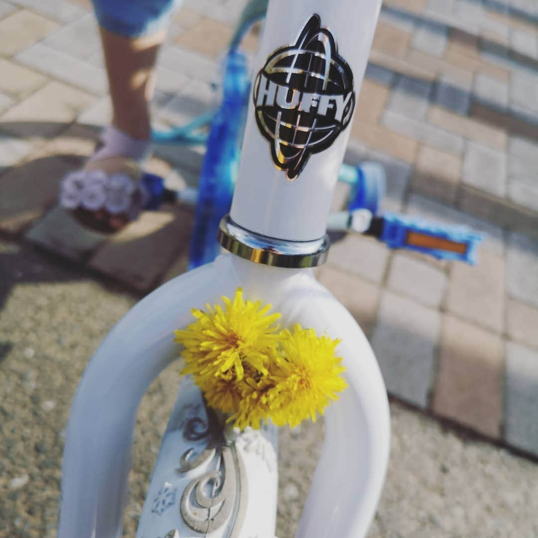 蛯原英里さんのインスタグラム写真 - (蛯原英里Instagram)「昨日は、朝早くから自転車でお散歩でした♪タンポポを発見✨そして、自転車につけて「お花の自転車完成～💕」 春を運ぶ自転車🚲みんなのところにも春を届けてね～💕 あたたかくなってきたので、朝のお散歩も気持ち良くなってきましたね😊  #dandelion #spring #bicycle #strolling#goodmorning #朝活 #お散歩 #自転車 #春 #気持ち良い 良かった」4月15日 14時50分 - eriebihara