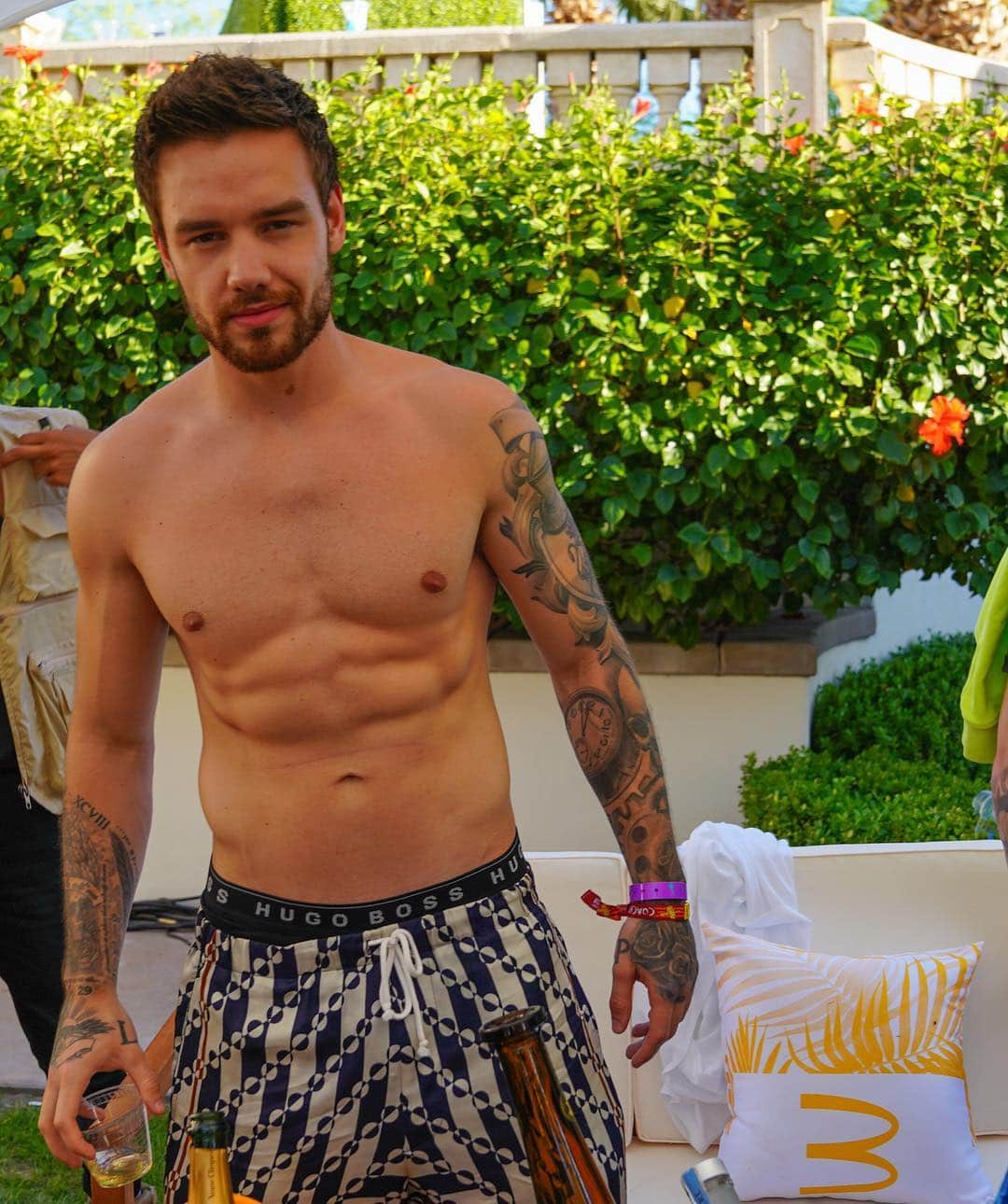 Just Jaredさんのインスタグラム写真 - (Just JaredInstagram)「@liampayne shows off his shirtless body at the Bootsy Bellows Coachella party with @gigihadid and @kendalljenner! #LiamPayne #GigiHadid #KendallJenner #Coachella Photos: Michael Nguyen」4月15日 5時58分 - justjared