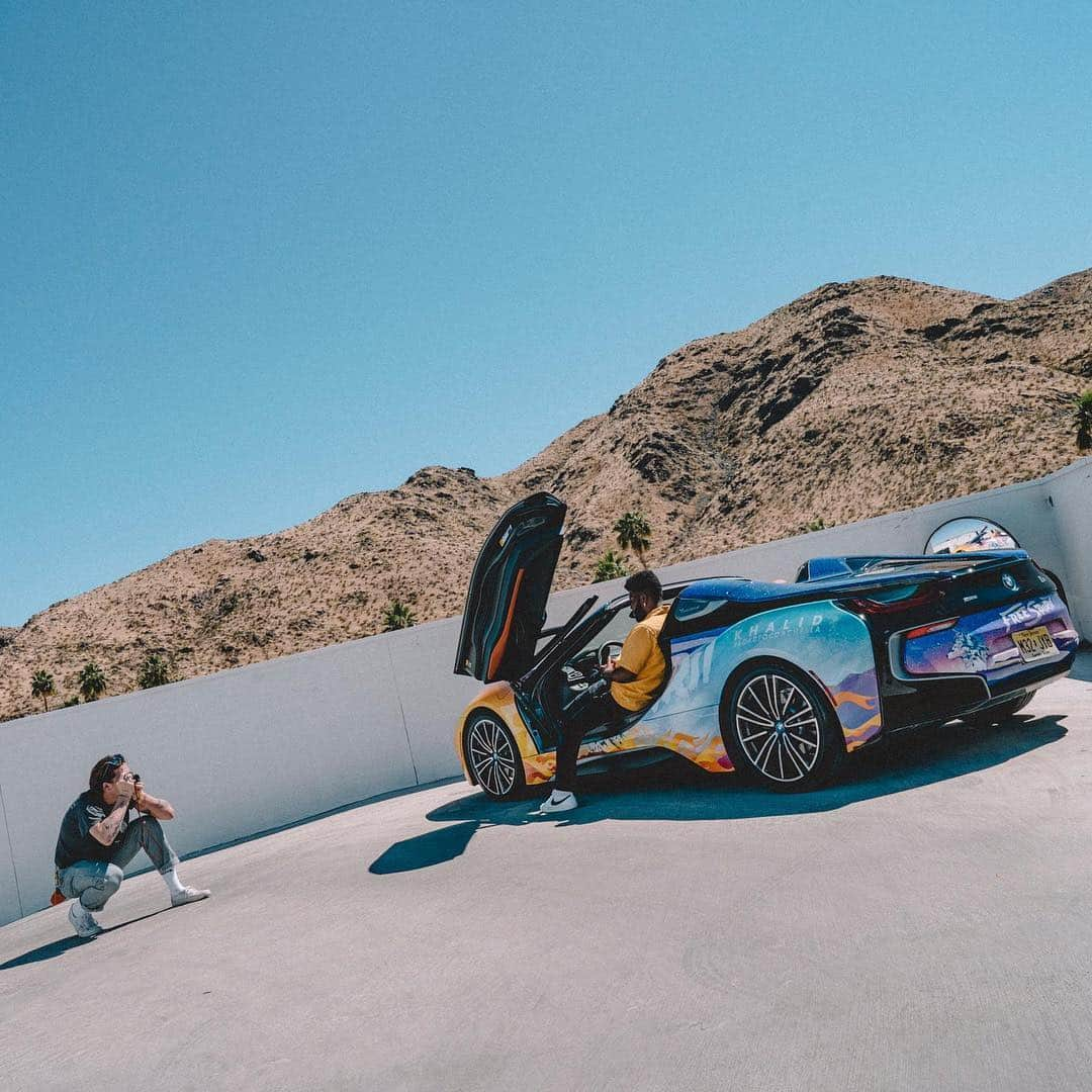 ブルックリン・ベッカムさんのインスタグラム写真 - (ブルックリン・ベッカムInstagram)「Such a fun shoot with @thegr8khalid and the @BMW #i8 Roadster just before his Coachella performance today ! #roadtocoachella」4月15日 5時52分 - brooklynpeltzbeckham