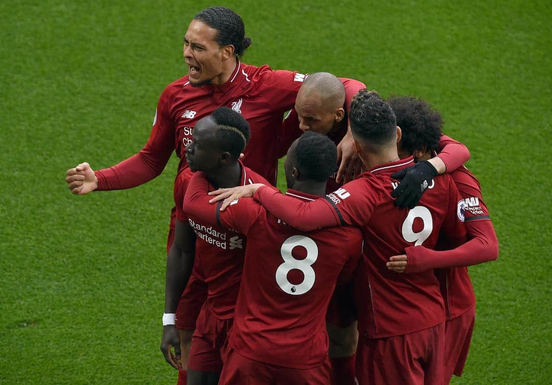 ビルヒル・ファン・ダイクさんのインスタグラム写真 - (ビルヒル・ファン・ダイクInstagram)「What an atmosphere at Anfield 🔥 Another big performance and big result. Now all eyes back on Porto 💪 #YNWA」4月15日 5時54分 - virgilvandijk