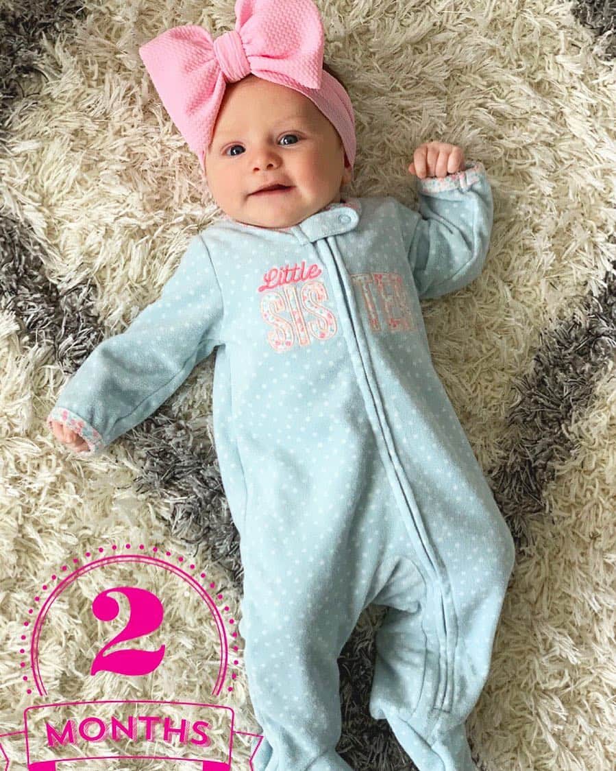 カーリー・パターソンのインスタグラム：「This little lady made 2 months two days ago and I’m already falling behind on these pictures. 2nd child I guess🤦🏻‍♀️ She is starting to become very aware of the world around her, loves smiling, when you talk/sing to her and still loves screaming like a pterodactyl! Hoping we will be out of this colic stage soon! Any other mommas dealing with it, I am with you. Hang in there & thanks for the sweet messages of support🙏🏼」