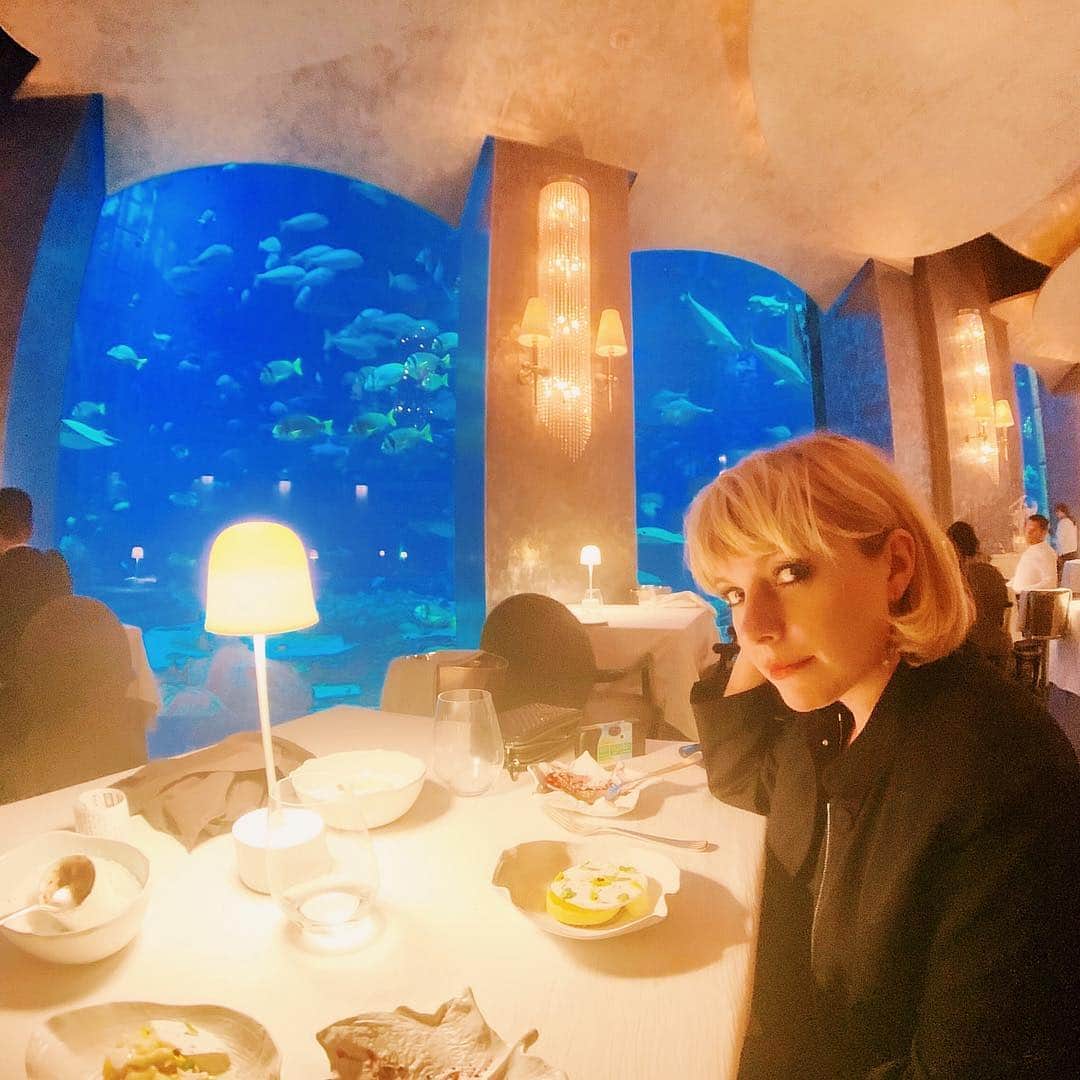 リトル・ブーツさんのインスタグラム写真 - (リトル・ブーツInstagram)「Darlin its better down where its wetter take it from me 💦🐠🦀 . . . #atlantistointerzone #ossiano #atlantis #ossianodubai #dubai #thepalm #atlantisdubai #atlantisthepalm #underwater #underwaterrestaurant #underthesea #atlantisthelostempire」4月15日 6時07分 - littlebootsmusic