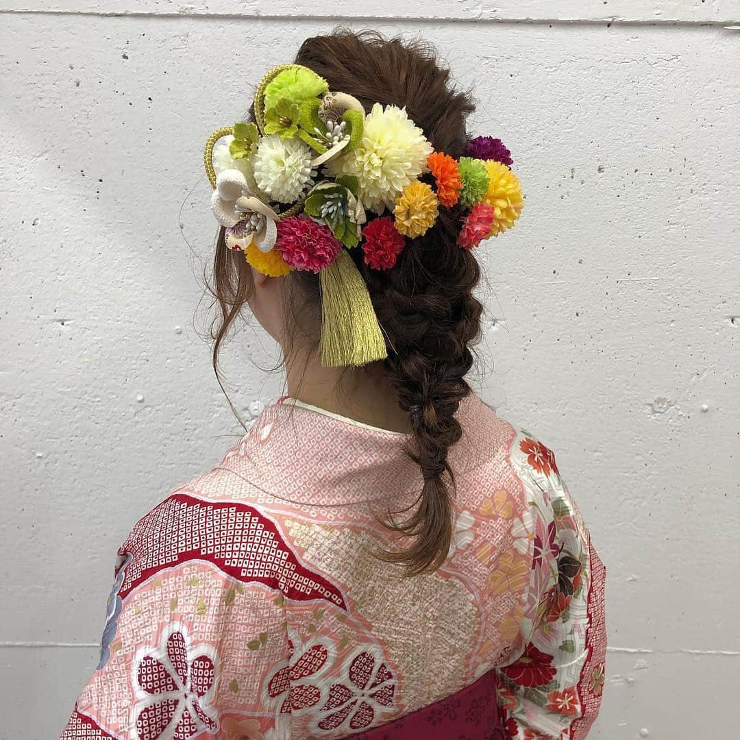 ふりそでMODE weddingboxさんのインスタグラム写真 - (ふりそでMODE weddingboxInstagram)「#袴ヘアアレンジ 💇﻿ ﻿ 一生に一度の卒業式。﻿ ﻿ #ふりそでmode の袴を着て卒業式を迎えた子達の﻿ 素敵なヘアアレンジをピックアップ♡﻿ ﻿ お花を贅沢に散りばめたヘアアレンジは、顔周りを豪華に見せてくれるよ💐﻿ ﻿ ﻿ Thanks to﻿ @meyou0221﻿ ﻿ ハッシュタグ＃ふりそでmode をつけるか、@furisodemode でタグ付けしてね。素敵な写真は紹介されるかも♡﻿ ﻿ #ふりそでmode#振袖mode#振袖#振袖ヘア#振袖ヘアアレンジ#成人式#卒業式#袴#袴ヘア#卒業式ヘアアレンジ#前撮りヘア#前撮り#振袖前撮り#成人式前撮り#成人式ヘアセット#成人式ヘア#袴ヘアアレンジ#卒業式袴#ドライフラワー髪飾り#生花ヘアアレンジ#かすみ草ヘア#instagood#instalike#おしゃれさんと繋がりたい#卒業式ネイル#振袖ネイル#成人式ネイル#フリジョ#ハタチ #ふりそでーしょん」4月15日 6時01分 - furisodemode