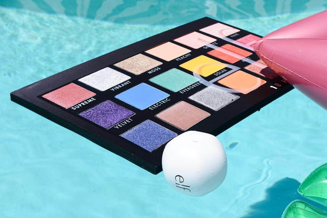 e.l.f.さんのインスタグラム写真 - (e.l.f.Instagram)「An #elfcosmetics dream come true: the 18 Hit Wonder Palette in a life size pool float! 🤩 Swipe to see more! ✨  @bloggerswhobrunchla  #eyeslipsfestival」4月15日 6時02分 - elfcosmetics