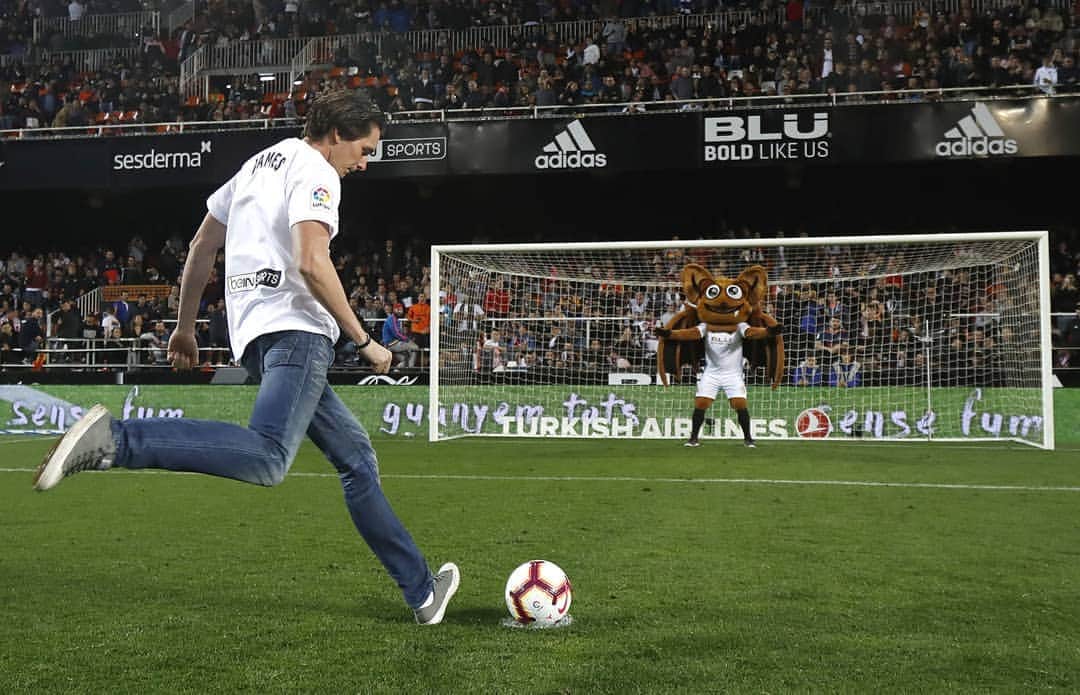 ジェームズ・フェルプスさんのインスタグラム写真 - (ジェームズ・フェルプスInstagram)「Amazing night at the Mestalla. One in a lifetime to score a penalty in front of 42,000 people! Granted it was against The Bat... but a goal is a goal. Thank you @valenciacf for a great time. #gol #shouldntofreallywornconverse #amuntvalencia」4月15日 6時09分 - jamesphelps_pictures