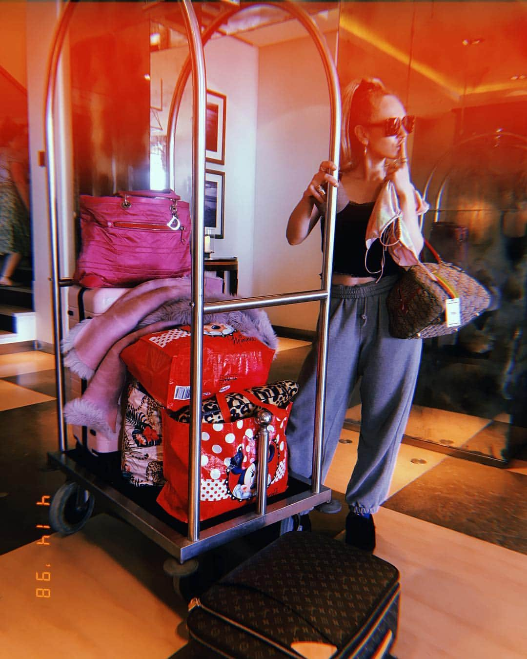 ジュノー・テンプルのインスタグラム：「Traveling light. 📸 @yumnamarwan #littlebirds ✨」