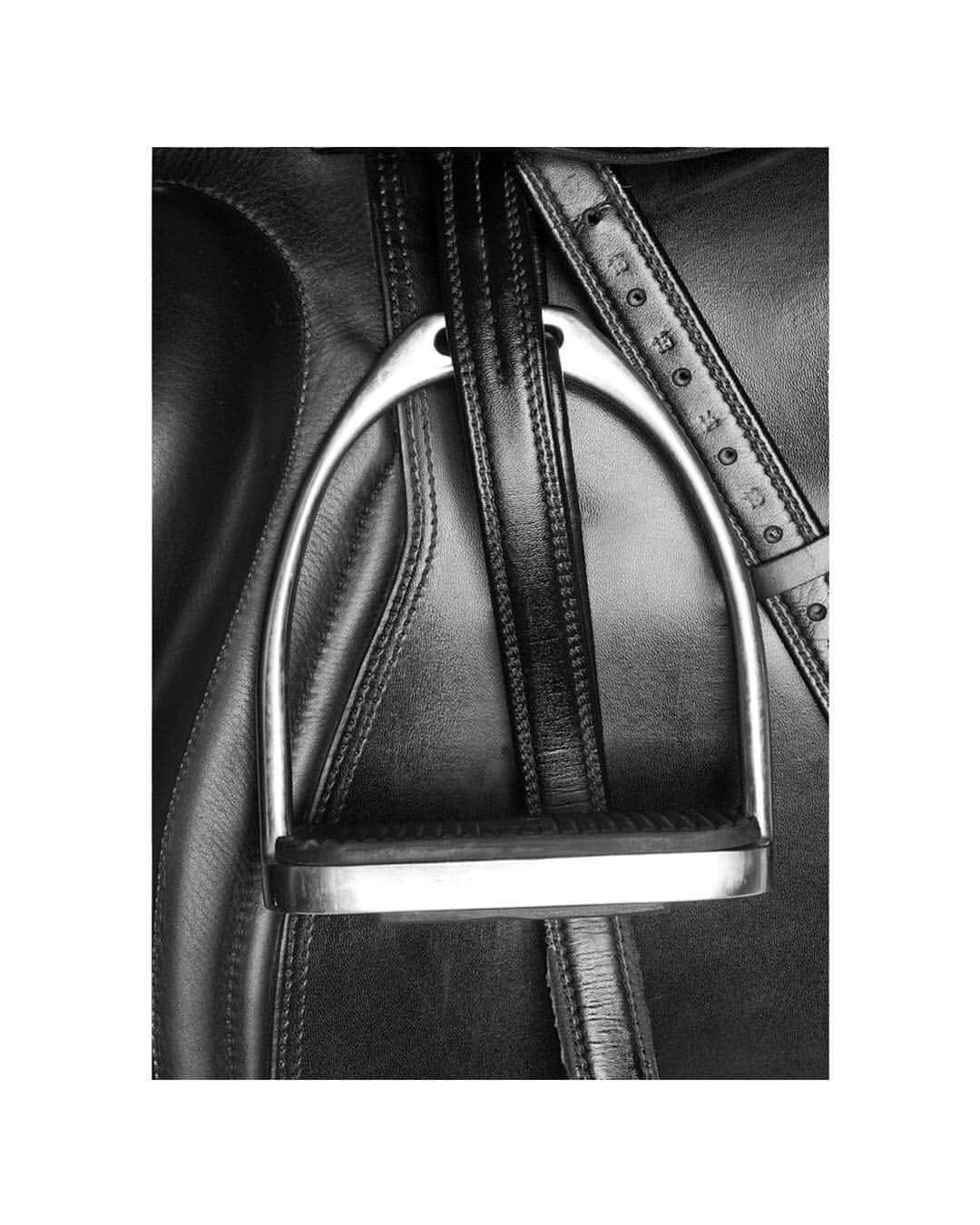 のインスタグラム：「Back in the saddle. •  Inspired by his love of horses and lifetime of riding, David has explored equestrian themes in jewelry since the early ’80s. Today, he continues to evolve the buckle as a design element that’s functional, essential and beautiful. See his latest buckle bracelets through our bio link. • #DavidYurman #DesignInspiration #EquestrianInspired」