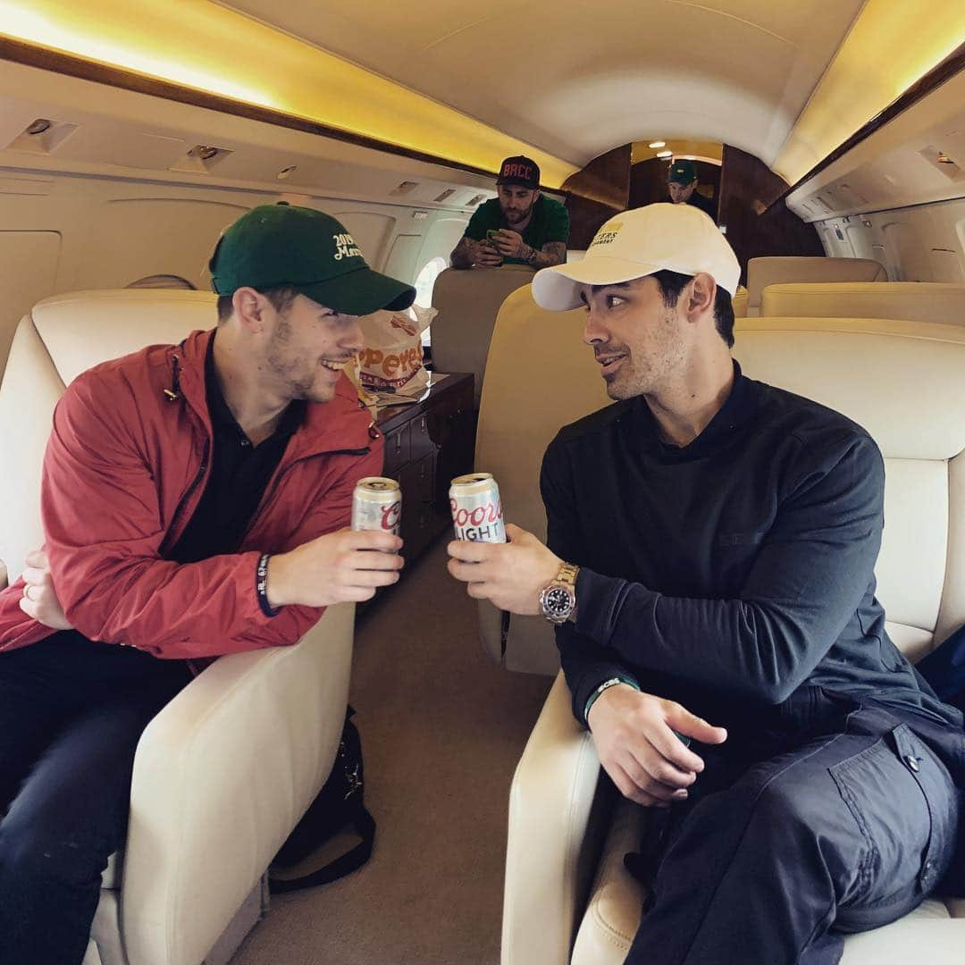 ニック・ジョナスさんのインスタグラム写真 - (ニック・ジョナスInstagram)「The tradition continues... and OH MY GOD! What an unbelievable day. We watched Tiger Woods win the Masters. Congratulations @tigerwoods that was incredible to watch. History. #themasters #tigerwoods」4月15日 6時24分 - nickjonas