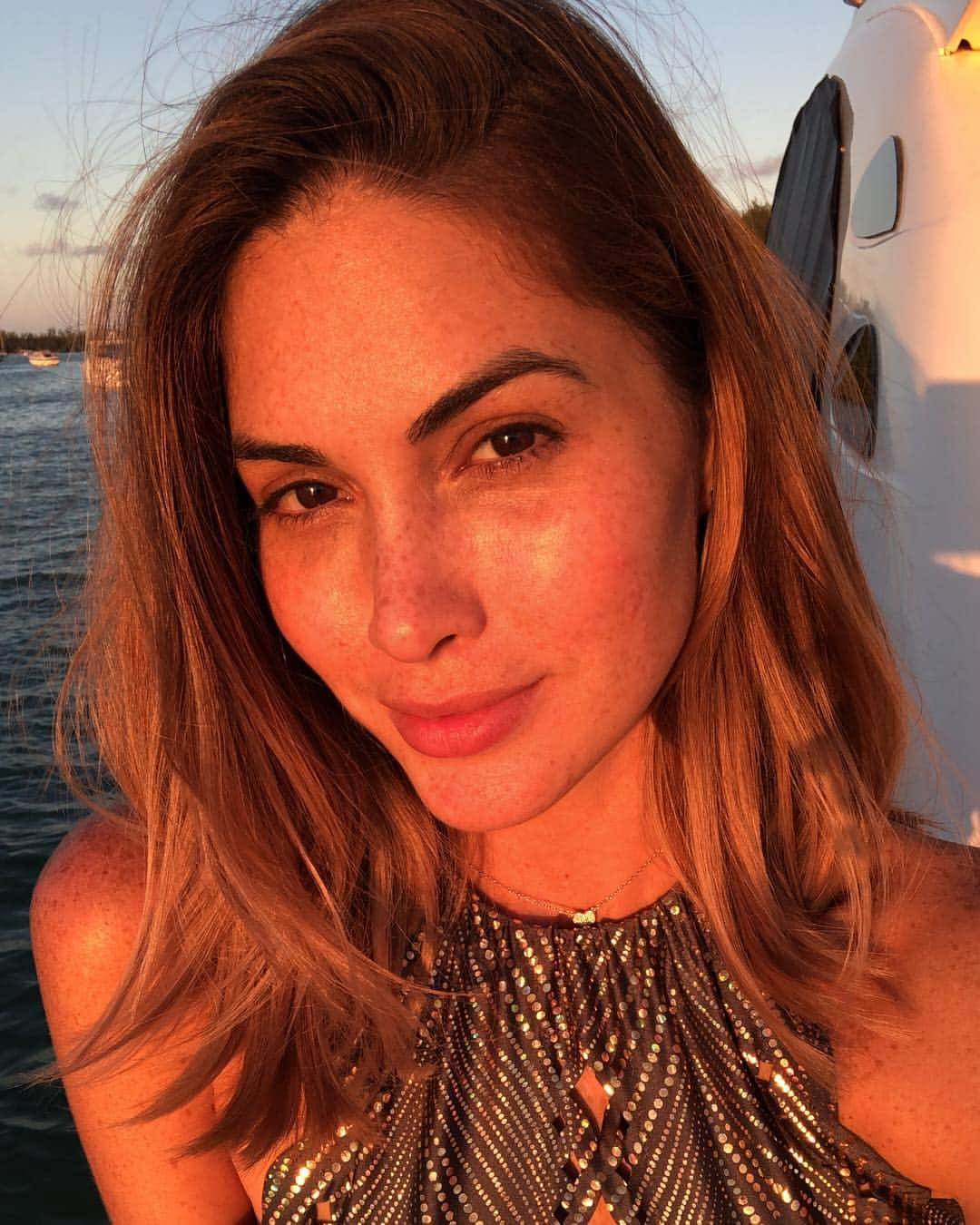 María Gabriela Isler Moralesさんのインスタグラム写真 - (María Gabriela Isler MoralesInstagram)「Si para alcanzar mis metas, tengo que poner a un lado todo lo que soy... Entonces no estaría abriendo las puertas indicadas🚪. La paz de saber que camino hacía mis sueños fortaleciendo mis convicciones, aceptando cada oportunidad de mejora, entendiendo mis fortalezas, eligiéndome todos los días, y cuidando y respetando mi espíritu y valores; me llena de mucha más fuerza para seguir adelante 🧡. ¡Feliz domingo! 🌻  #NoMakeup #Sunset #Miami #Frekles #Natural #authenticity」4月15日 6時21分 - gabrielaisler