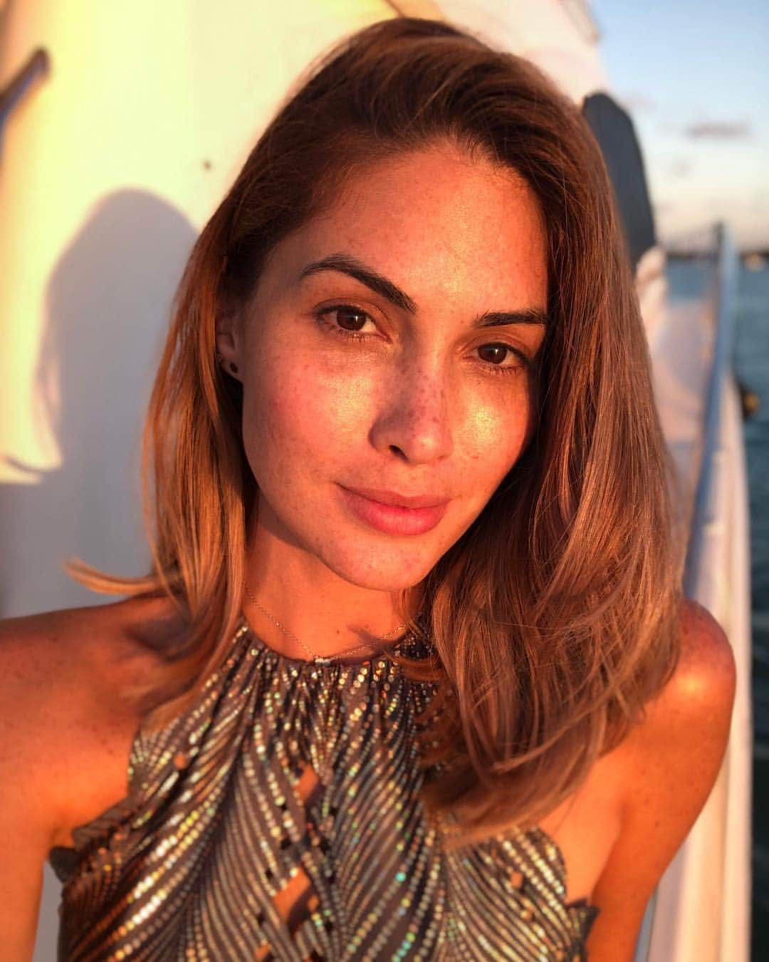 María Gabriela Isler Moralesさんのインスタグラム写真 - (María Gabriela Isler MoralesInstagram)「Si para alcanzar mis metas, tengo que poner a un lado todo lo que soy... Entonces no estaría abriendo las puertas indicadas🚪. La paz de saber que camino hacía mis sueños fortaleciendo mis convicciones, aceptando cada oportunidad de mejora, entendiendo mis fortalezas, eligiéndome todos los días, y cuidando y respetando mi espíritu y valores; me llena de mucha más fuerza para seguir adelante 🧡. ¡Feliz domingo! 🌻  #NoMakeup #Sunset #Miami #Frekles #Natural #authenticity」4月15日 6時21分 - gabrielaisler