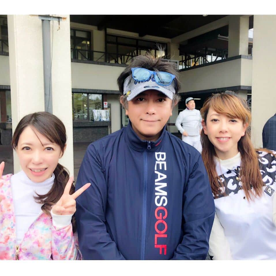 大原かおりさんのインスタグラム写真 - (大原かおりInstagram)「👯‍♀️⛳️ タイガーウッズ、マスターズ優勝格好良かったですねっ😍❣️ 最後まで見てました📺⛳️ そして私も関西でゴルフラウンドしてきました♡♡♡ 人気ペット保険・アイペットさんの西日本地域の第一回ゴルフコンペ🏌️‍♀️💕 🏌️‍♀️六甲カントリー倶楽部🏌️‍♀️ ゴルフウェアは大好きなV12だよ♡ ☺︎ 元男闘呼組の前田耕陽さんと、九代目ミニスカポリスの谷川明日香ちゃんと参加させてもらいました🙋‍♀️ 耕陽さんとは地元が一緒で長年お世話になっている先輩です🤗 耕陽さん6月に広島・東京・大阪で舞台出演されますよ✨ 私も観に行かせてもらいま〜す😋🔍 ☺︎ そして私は生まれて初めて始球式をさせて頂き… かなりドキドキしましたが当たってくれて喜んで飛び跳ねてる43歳🤣🙌💞w ☺︎ ペットショップケン&1の西廼社長、Lovelyの塚本社長、アイペットの辻下さんと楽しくラウンドさせてもらいました🏌️‍♀️🎶 西廼社長、見事優勝おめでとうございます👏😆🏆 私は前回同様ブービーメーカー賞で餃子を頂きました🙋‍♀️🥟 下手なのに…賞品を頂き喜び〜🏌️‍♀️✨ ☺︎ アイペットさんの社員さんは皆さんとっても親切でご丁寧♡♡♡ アイペット保険が人気な理由がよくわかります🐶❤️ スタッフの皆様ありがとうございました🤗🎶 はぁ〜メチャクチャ楽しかった❣️ * #ゴルフ #ゴルフウェア #V12 #ヴィトゥエルヴ #ペット保険 #アイペット #ipet #ゴルフコンペ #六甲カントリー倶楽部 #兵庫県 #神戸市 #関西 #ペットショップ #オーナー さん#集結 #ブービー賞 #餃子 #頂きました #始球式 #当たって良かった #ゲスト #前田耕陽 さん#ゴルフ女子 #谷川明日香 ちゃん #ゴルフ上手 #楽しかった #タイガーウッズ #マスターズ #優勝 #格好良かった」4月15日 6時23分 - oharagaori_otty