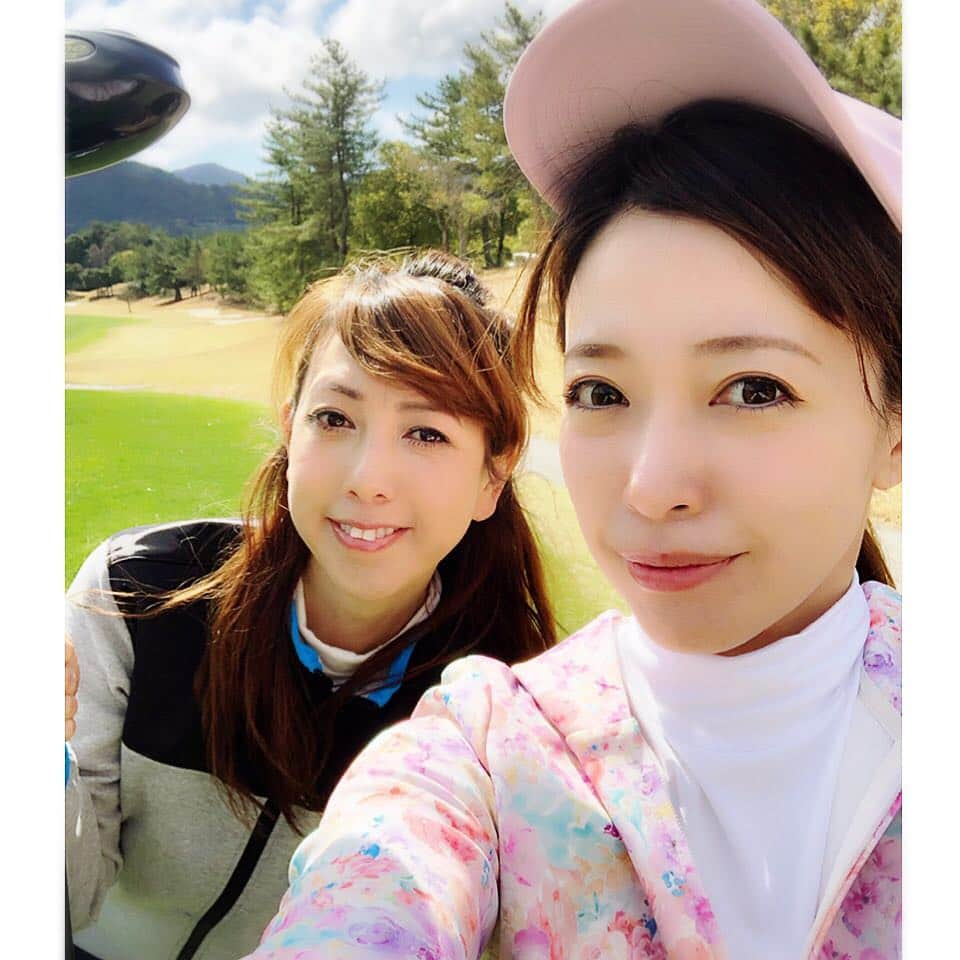 大原かおりさんのインスタグラム写真 - (大原かおりInstagram)「👯‍♀️⛳️ タイガーウッズ、マスターズ優勝格好良かったですねっ😍❣️ 最後まで見てました📺⛳️ そして私も関西でゴルフラウンドしてきました♡♡♡ 人気ペット保険・アイペットさんの西日本地域の第一回ゴルフコンペ🏌️‍♀️💕 🏌️‍♀️六甲カントリー倶楽部🏌️‍♀️ ゴルフウェアは大好きなV12だよ♡ ☺︎ 元男闘呼組の前田耕陽さんと、九代目ミニスカポリスの谷川明日香ちゃんと参加させてもらいました🙋‍♀️ 耕陽さんとは地元が一緒で長年お世話になっている先輩です🤗 耕陽さん6月に広島・東京・大阪で舞台出演されますよ✨ 私も観に行かせてもらいま〜す😋🔍 ☺︎ そして私は生まれて初めて始球式をさせて頂き… かなりドキドキしましたが当たってくれて喜んで飛び跳ねてる43歳🤣🙌💞w ☺︎ ペットショップケン&1の西廼社長、Lovelyの塚本社長、アイペットの辻下さんと楽しくラウンドさせてもらいました🏌️‍♀️🎶 西廼社長、見事優勝おめでとうございます👏😆🏆 私は前回同様ブービーメーカー賞で餃子を頂きました🙋‍♀️🥟 下手なのに…賞品を頂き喜び〜🏌️‍♀️✨ ☺︎ アイペットさんの社員さんは皆さんとっても親切でご丁寧♡♡♡ アイペット保険が人気な理由がよくわかります🐶❤️ スタッフの皆様ありがとうございました🤗🎶 はぁ〜メチャクチャ楽しかった❣️ * #ゴルフ #ゴルフウェア #V12 #ヴィトゥエルヴ #ペット保険 #アイペット #ipet #ゴルフコンペ #六甲カントリー倶楽部 #兵庫県 #神戸市 #関西 #ペットショップ #オーナー さん#集結 #ブービー賞 #餃子 #頂きました #始球式 #当たって良かった #ゲスト #前田耕陽 さん#ゴルフ女子 #谷川明日香 ちゃん #ゴルフ上手 #楽しかった #タイガーウッズ #マスターズ #優勝 #格好良かった」4月15日 6時23分 - oharagaori_otty