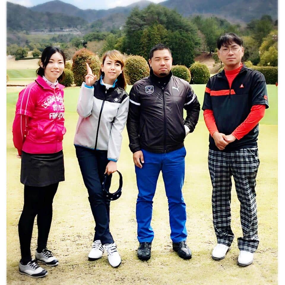 大原かおりさんのインスタグラム写真 - (大原かおりInstagram)「👯‍♀️⛳️ タイガーウッズ、マスターズ優勝格好良かったですねっ😍❣️ 最後まで見てました📺⛳️ そして私も関西でゴルフラウンドしてきました♡♡♡ 人気ペット保険・アイペットさんの西日本地域の第一回ゴルフコンペ🏌️‍♀️💕 🏌️‍♀️六甲カントリー倶楽部🏌️‍♀️ ゴルフウェアは大好きなV12だよ♡ ☺︎ 元男闘呼組の前田耕陽さんと、九代目ミニスカポリスの谷川明日香ちゃんと参加させてもらいました🙋‍♀️ 耕陽さんとは地元が一緒で長年お世話になっている先輩です🤗 耕陽さん6月に広島・東京・大阪で舞台出演されますよ✨ 私も観に行かせてもらいま〜す😋🔍 ☺︎ そして私は生まれて初めて始球式をさせて頂き… かなりドキドキしましたが当たってくれて喜んで飛び跳ねてる43歳🤣🙌💞w ☺︎ ペットショップケン&1の西廼社長、Lovelyの塚本社長、アイペットの辻下さんと楽しくラウンドさせてもらいました🏌️‍♀️🎶 西廼社長、見事優勝おめでとうございます👏😆🏆 私は前回同様ブービーメーカー賞で餃子を頂きました🙋‍♀️🥟 下手なのに…賞品を頂き喜び〜🏌️‍♀️✨ ☺︎ アイペットさんの社員さんは皆さんとっても親切でご丁寧♡♡♡ アイペット保険が人気な理由がよくわかります🐶❤️ スタッフの皆様ありがとうございました🤗🎶 はぁ〜メチャクチャ楽しかった❣️ * #ゴルフ #ゴルフウェア #V12 #ヴィトゥエルヴ #ペット保険 #アイペット #ipet #ゴルフコンペ #六甲カントリー倶楽部 #兵庫県 #神戸市 #関西 #ペットショップ #オーナー さん#集結 #ブービー賞 #餃子 #頂きました #始球式 #当たって良かった #ゲスト #前田耕陽 さん#ゴルフ女子 #谷川明日香 ちゃん #ゴルフ上手 #楽しかった #タイガーウッズ #マスターズ #優勝 #格好良かった」4月15日 6時23分 - oharagaori_otty