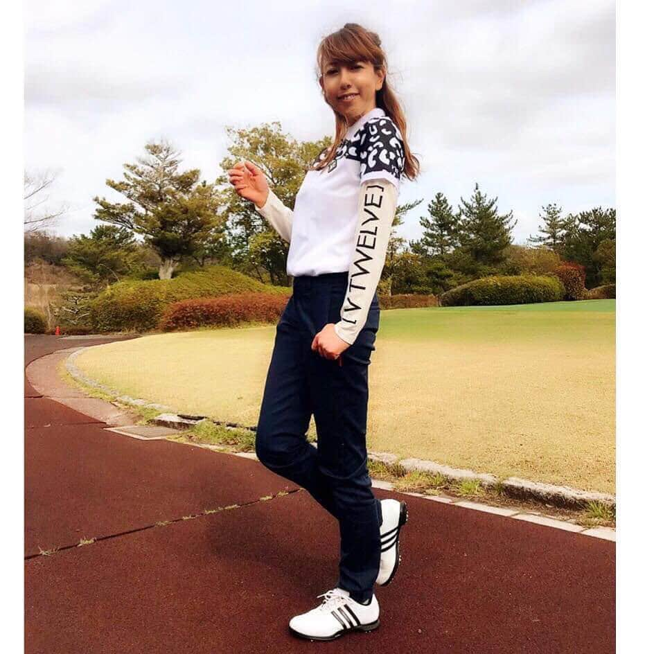 大原かおりさんのインスタグラム写真 - (大原かおりInstagram)「👯‍♀️⛳️ タイガーウッズ、マスターズ優勝格好良かったですねっ😍❣️ 最後まで見てました📺⛳️ そして私も関西でゴルフラウンドしてきました♡♡♡ 人気ペット保険・アイペットさんの西日本地域の第一回ゴルフコンペ🏌️‍♀️💕 🏌️‍♀️六甲カントリー倶楽部🏌️‍♀️ ゴルフウェアは大好きなV12だよ♡ ☺︎ 元男闘呼組の前田耕陽さんと、九代目ミニスカポリスの谷川明日香ちゃんと参加させてもらいました🙋‍♀️ 耕陽さんとは地元が一緒で長年お世話になっている先輩です🤗 耕陽さん6月に広島・東京・大阪で舞台出演されますよ✨ 私も観に行かせてもらいま〜す😋🔍 ☺︎ そして私は生まれて初めて始球式をさせて頂き… かなりドキドキしましたが当たってくれて喜んで飛び跳ねてる43歳🤣🙌💞w ☺︎ ペットショップケン&1の西廼社長、Lovelyの塚本社長、アイペットの辻下さんと楽しくラウンドさせてもらいました🏌️‍♀️🎶 西廼社長、見事優勝おめでとうございます👏😆🏆 私は前回同様ブービーメーカー賞で餃子を頂きました🙋‍♀️🥟 下手なのに…賞品を頂き喜び〜🏌️‍♀️✨ ☺︎ アイペットさんの社員さんは皆さんとっても親切でご丁寧♡♡♡ アイペット保険が人気な理由がよくわかります🐶❤️ スタッフの皆様ありがとうございました🤗🎶 はぁ〜メチャクチャ楽しかった❣️ * #ゴルフ #ゴルフウェア #V12 #ヴィトゥエルヴ #ペット保険 #アイペット #ipet #ゴルフコンペ #六甲カントリー倶楽部 #兵庫県 #神戸市 #関西 #ペットショップ #オーナー さん#集結 #ブービー賞 #餃子 #頂きました #始球式 #当たって良かった #ゲスト #前田耕陽 さん#ゴルフ女子 #谷川明日香 ちゃん #ゴルフ上手 #楽しかった #タイガーウッズ #マスターズ #優勝 #格好良かった」4月15日 6時23分 - oharagaori_otty