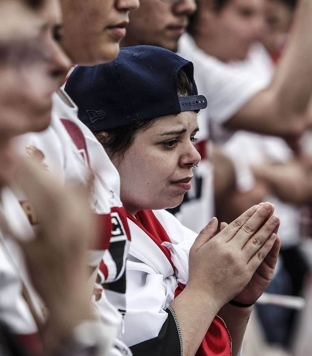 São Paulo FCさんのインスタグラム写真 - (São Paulo FCInstagram)「É uma honra e um orgulho jogar por essa torcida. Camisa não se pesa só por títulos e ídolos, mas também pela relação da torcida com a instituição. Aqui o coração bate mais forte. #EstaremosSempreJuntos 🇾🇪 (📸 Miguel Schincariol e Paulo Pinto/saopaulofc.net)」4月15日 6時29分 - saopaulofc