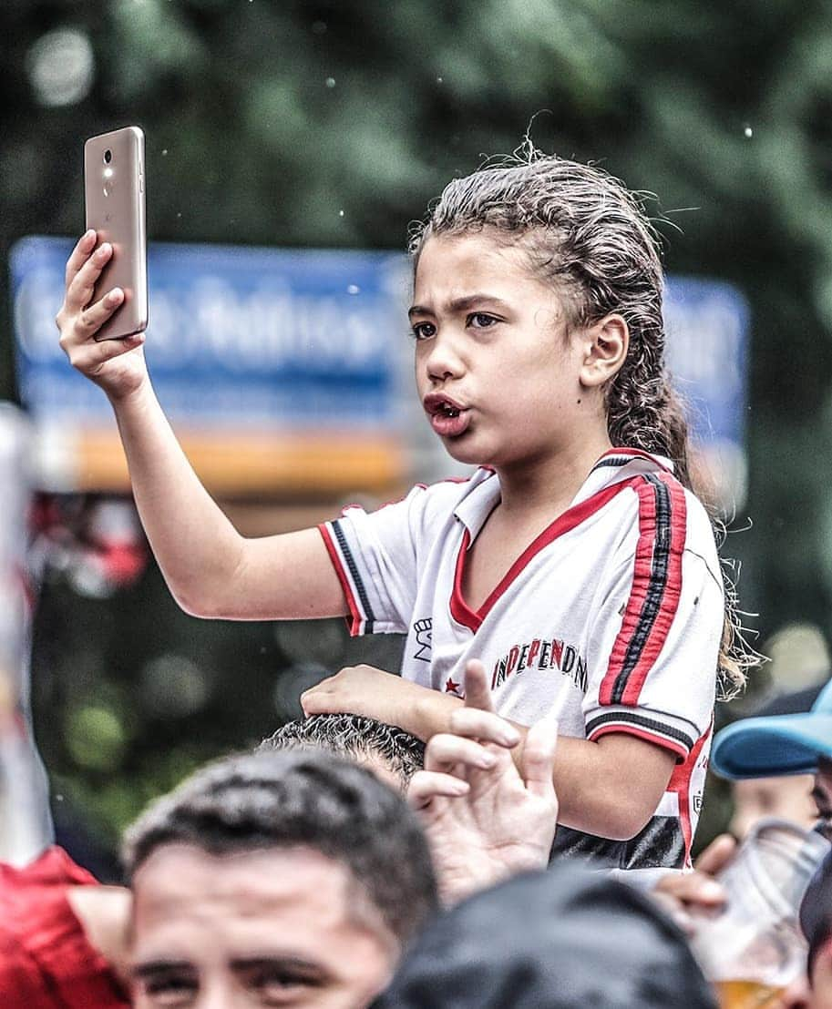 São Paulo FCさんのインスタグラム写真 - (São Paulo FCInstagram)「É uma honra e um orgulho jogar por essa torcida. Camisa não se pesa só por títulos e ídolos, mas também pela relação da torcida com a instituição. Aqui o coração bate mais forte. #EstaremosSempreJuntos 🇾🇪 (📸 Miguel Schincariol e Paulo Pinto/saopaulofc.net)」4月15日 6時29分 - saopaulofc