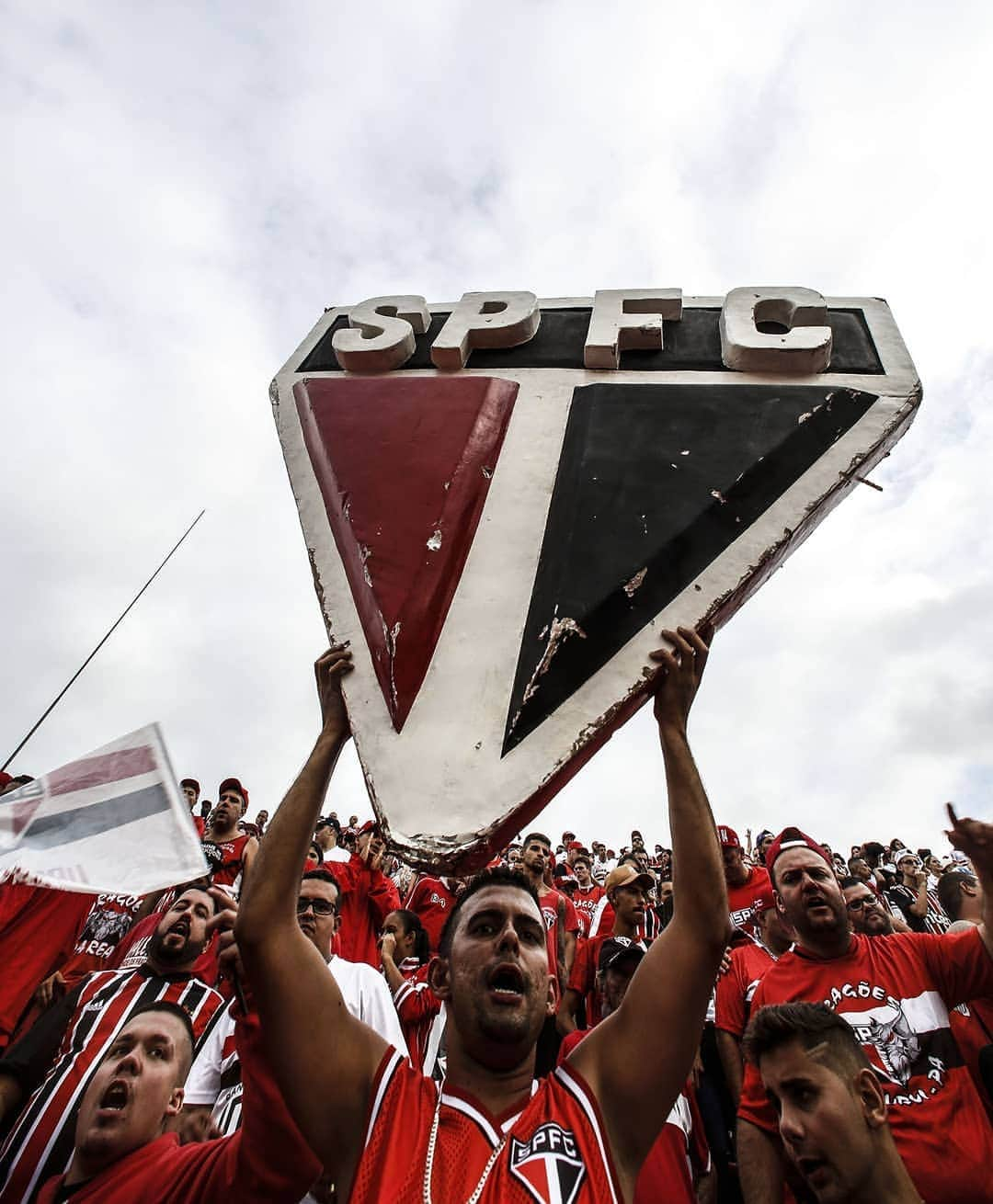 São Paulo FCさんのインスタグラム写真 - (São Paulo FCInstagram)「É uma honra e um orgulho jogar por essa torcida. Camisa não se pesa só por títulos e ídolos, mas também pela relação da torcida com a instituição. Aqui o coração bate mais forte. #EstaremosSempreJuntos 🇾🇪 (📸 Miguel Schincariol e Paulo Pinto/saopaulofc.net)」4月15日 6時29分 - saopaulofc