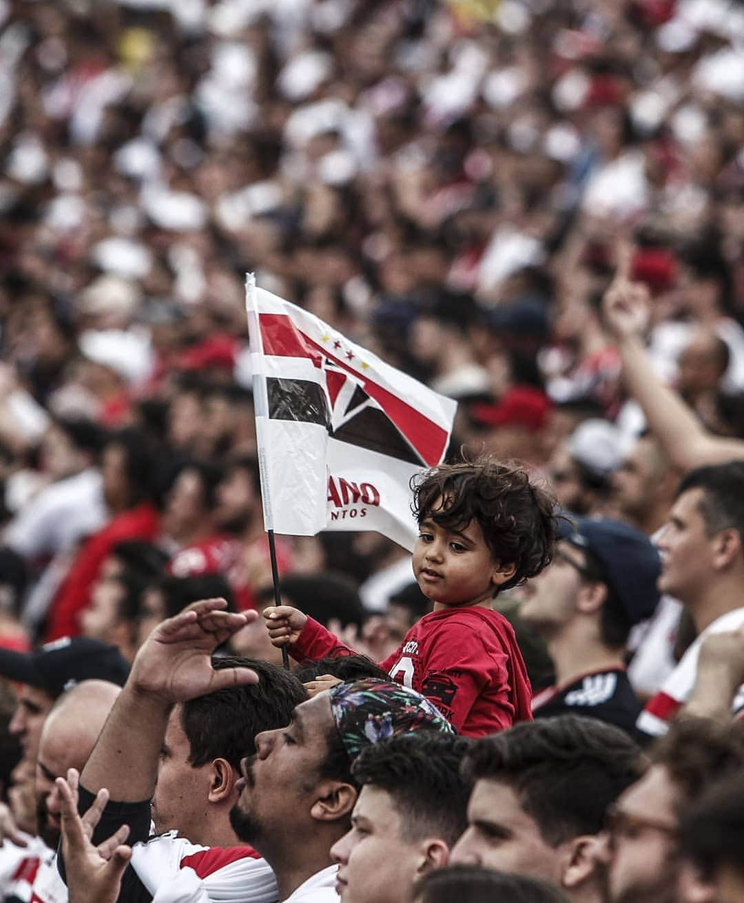 São Paulo FCさんのインスタグラム写真 - (São Paulo FCInstagram)「É uma honra e um orgulho jogar por essa torcida. Camisa não se pesa só por títulos e ídolos, mas também pela relação da torcida com a instituição. Aqui o coração bate mais forte. #EstaremosSempreJuntos 🇾🇪 (📸 Miguel Schincariol e Paulo Pinto/saopaulofc.net)」4月15日 6時29分 - saopaulofc