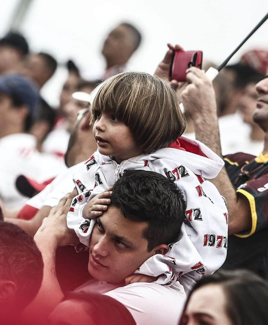 São Paulo FCさんのインスタグラム写真 - (São Paulo FCInstagram)「É uma honra e um orgulho jogar por essa torcida. Camisa não se pesa só por títulos e ídolos, mas também pela relação da torcida com a instituição. Aqui o coração bate mais forte. #EstaremosSempreJuntos 🇾🇪 (📸 Miguel Schincariol e Paulo Pinto/saopaulofc.net)」4月15日 6時29分 - saopaulofc