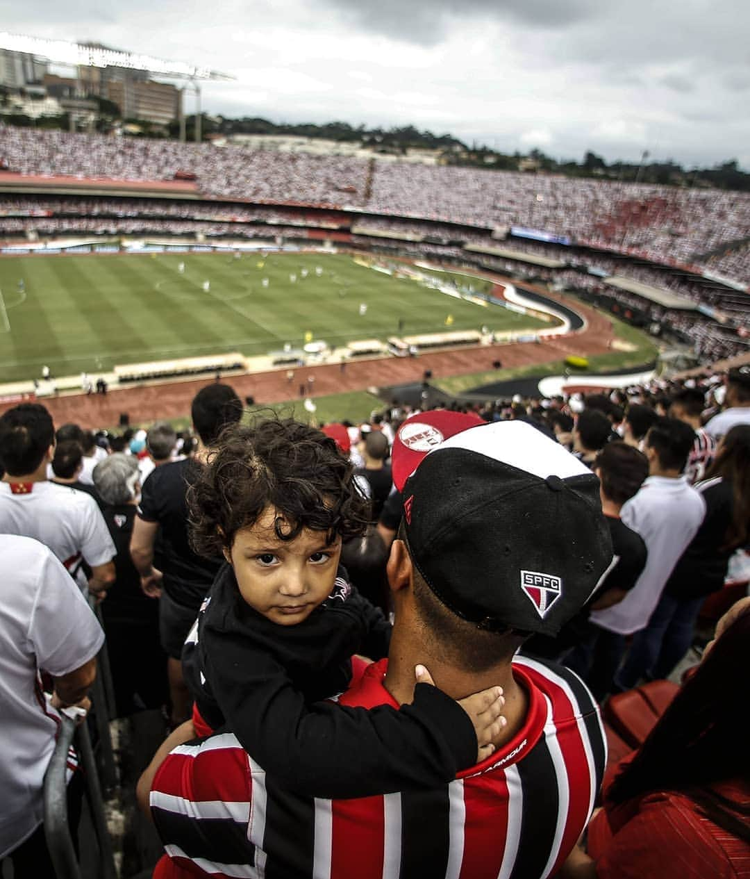 São Paulo FCさんのインスタグラム写真 - (São Paulo FCInstagram)「É uma honra e um orgulho jogar por essa torcida. Camisa não se pesa só por títulos e ídolos, mas também pela relação da torcida com a instituição. Aqui o coração bate mais forte. #EstaremosSempreJuntos 🇾🇪 (📸 Miguel Schincariol e Paulo Pinto/saopaulofc.net)」4月15日 6時29分 - saopaulofc