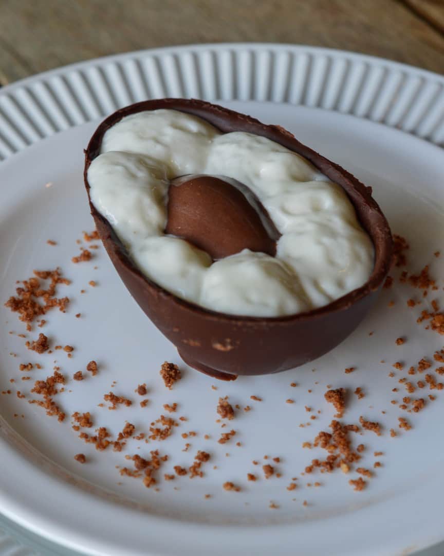Eataly Brasilさんのインスタグラム写真 - (Eataly BrasilInstagram)「Amanhã tem mais Workshop de sobremesas no Eataly! A confeiteira Helena Franco, do @manimanioca, apresenta um Ovo de chocolate recheado de bola de sorvete de chocolate, castanhas garapinhadas e espuma de coco. . . . As Settimane Gastronomiche continuam por aqui! Além do Workshop às 19h, a sobremesa será servida em todos os restaurantes no horário do jantar por R$ 10, ou acompanhada de uma taça de vinho doce por R$ 15. Ah, lembrando que o Workshop é gratuito e sem inscrição prévia, viu? É só chegar! #EatalySP #SouEatalyano #SettimaneDolci」4月15日 6時30分 - eatalybr
