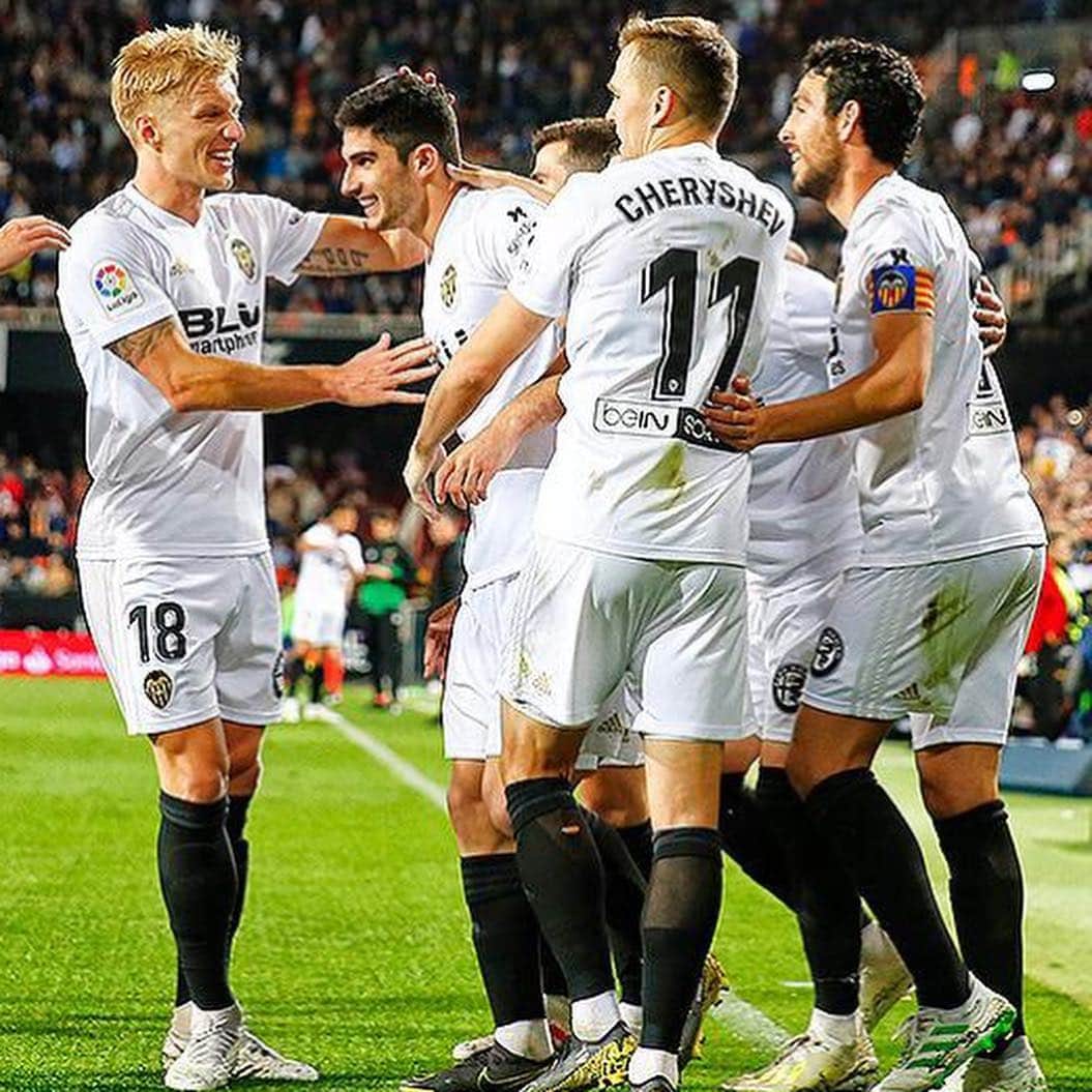 のインスタグラム：「Ganar siempre es bonito... Si además se trata de un derbi, el triunfo se convierte en especial... Y si te retiras del césped con Mestalla coreando tu nombre te sientes el futbolista más querido del mundo. Gracias por todo afición! Un paso más camino del objetivo... Amunt!!!」