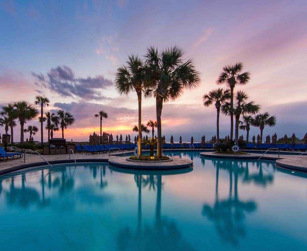 リッツ・カールトンさんのインスタグラム写真 - (リッツ・カールトンInstagram)「Awaken to dreamy, morning skies as another beautiful day begins at The Ritz-Carlton, #AmeliaIsland. #Florida #FL #sunshinestate #pool #sunrise #palmtrees #morning #swimmingpool #dreamy #poolside #morning #vacation #peaceful #travel #travelgram #Instatravel #traveldiaries」4月15日 6時43分 - ritzcarlton
