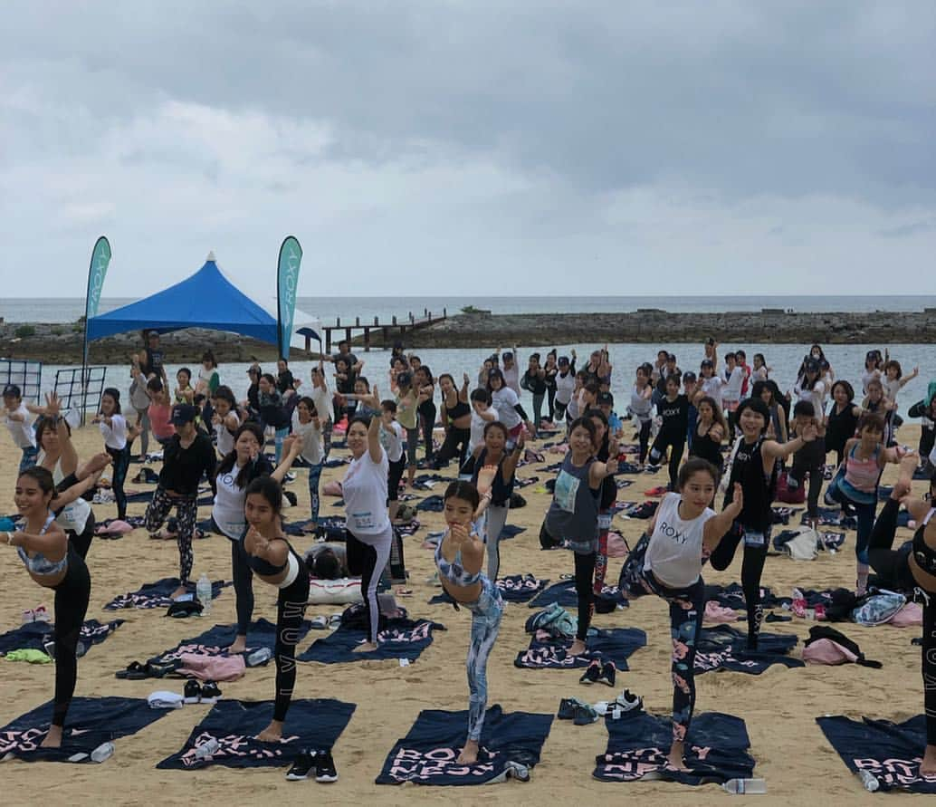 田中律子さんのインスタグラム写真 - (田中律子Instagram)「ROXY FITNESS  RUN SUPYOGA🏃‍♀️🏄‍♀️🧘‍♀️ @sheratonokinawa  たくさんのROXY GIRLS達と、朝からヨガしてランしてサップして、身体を動かした1日🌈🌴🌞 参加してくれたみなさまありがとうございました❤️ ヨガはいつものこのメンバーで @tacco1up  @miwa_yukari  @tama_smile  ありがとう🌈🌴❤️ 次回のROXY FITNESS  RUN SUPYOGAは、7月6.7日横浜八景島です🏃‍♀️🏄‍♀️🧘‍♀️ @roxyjapan でチェックしてね☝️私は、総合MCとヨガで盛り上げるよー🙌 チケット購入はこちらから💁‍♀️ https://www.roxy.jp/runsupyoga2019  #roxyjapan  #roxyfitness  #runsupyoga  #okinawa #sheratonokinawa  #yoga  #beachlife」4月15日 6時57分 - ri2kotanaka