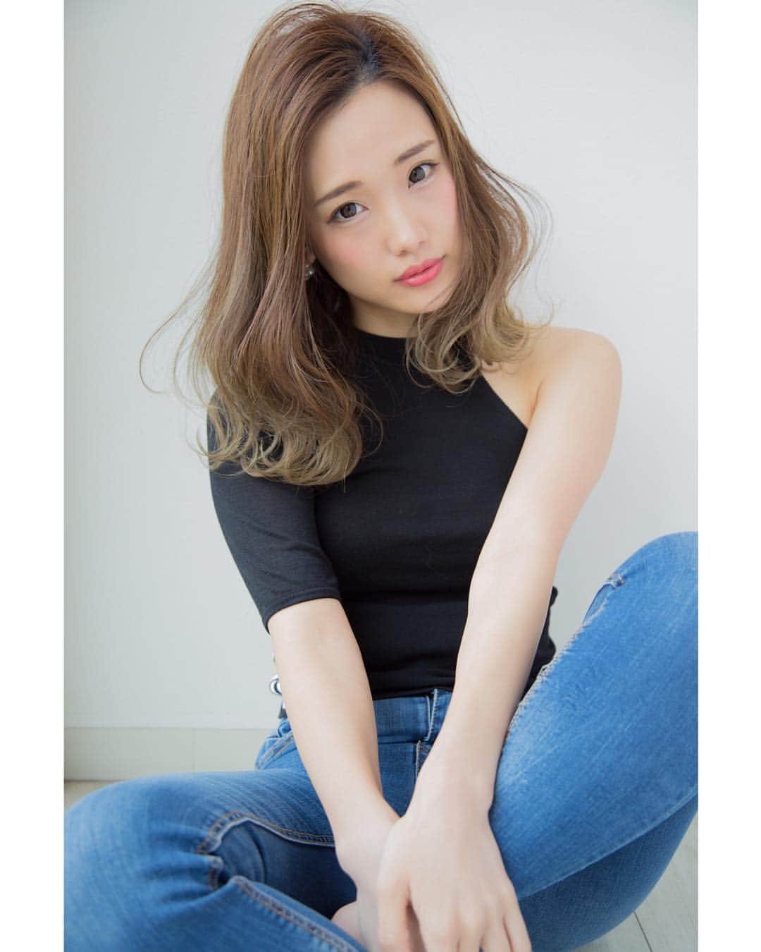 堀井大輔さんのインスタグラム写真 - (堀井大輔Instagram)「・ ・ gm🌞 ・ 今日は @saw_yuu  @yunappleee  と、4/29サロフェスの準備✊ ・ サロフェス、4/19までで 募集終了致しますので 参加されたい方ははやめに連絡ください🙏 ・ 平成最後のビッグイベント!! 最初で最後のサロフェス!!!! ぜひ、GWは名古屋に サロフェスに🤙✨ ・ ・ #サロフェス #クラウンヘアー #天白区 #名古屋 #栄 #名駅 #美容師求人 #緑区 #東京 #大阪 #沖縄 #北海道 #福岡 #ボブ #外国人風カラー #サロンモデル #サロモ #インスタ映え #フォトジェニック #巻き髪 #ヘアメイク #透明感カラー #オフショル #波巻き #おだんご #中日美容 #中部美容 #ヘアアレンジ #グラデーション #グレージュ」4月15日 6時58分 - daisuke_5511