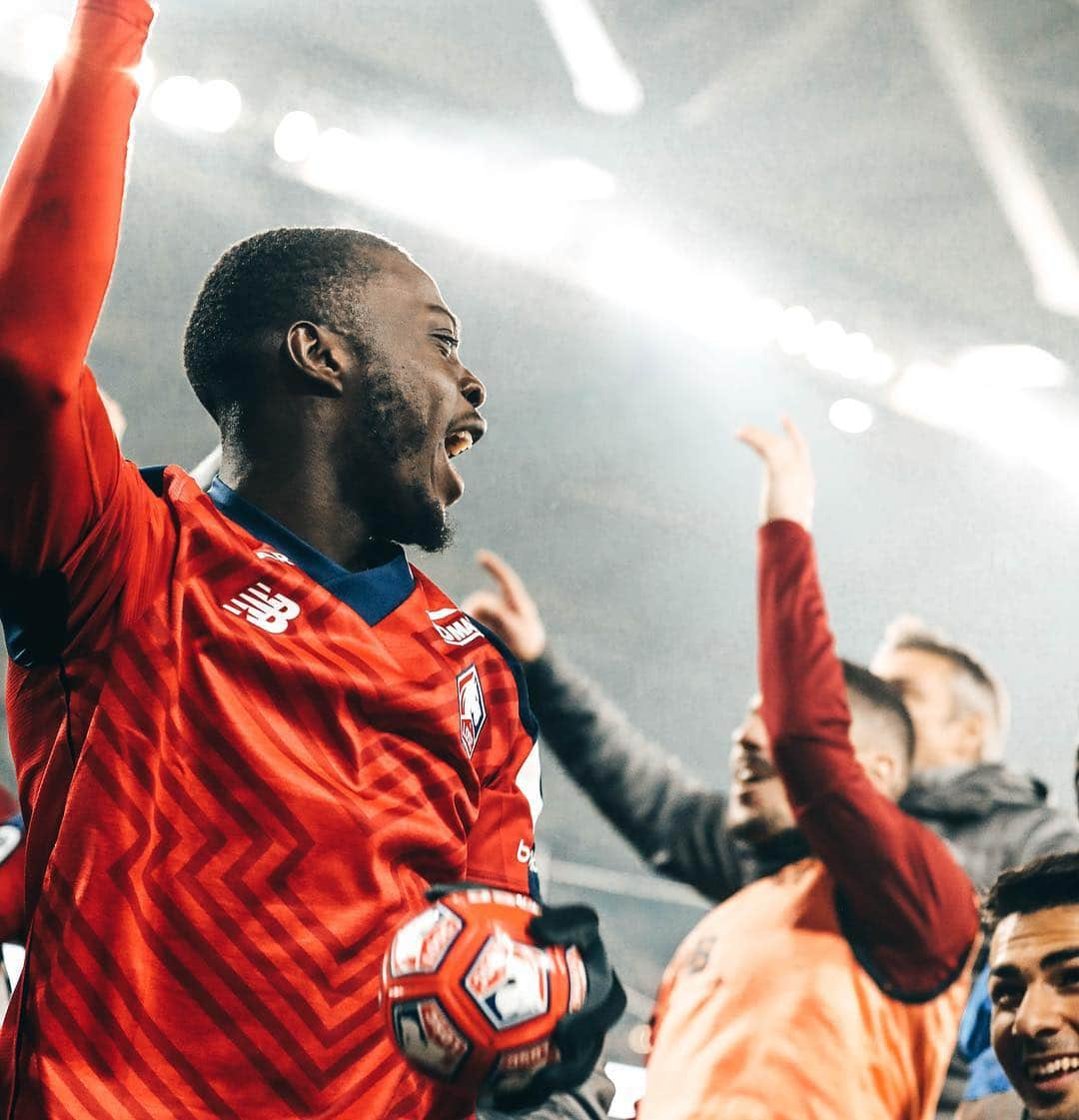 リーグ・アンさんのインスタグラム写真 - (リーグ・アンInstagram)「Après leur fantastique performance (5-1 vs le @psg), @nicolas.pepe19 et le @losclive sont venus communier avec leurs supporters 😘 ▪️ ▪️ #LOSCPSG #ligue1conforama #lille #LOSC #pepe #whereisfootball」4月15日 6時59分 - ligue1ubereats