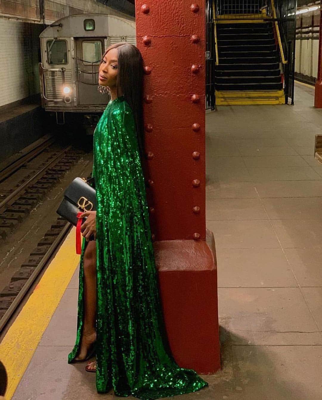 Vogue Runwayさんのインスタグラム写真 - (Vogue RunwayInstagram)「“Stand clear of the closing doors, please.” The familiar subway refrain isn't going to stop a supermodel like @naomi from braving the MTA in a floor-grazing evening gown—perhaps the most risky subway choice of all. Learn more about her @maisonvalentino look at the link in our bio. #regram @naomi」4月15日 7時08分 - voguerunway