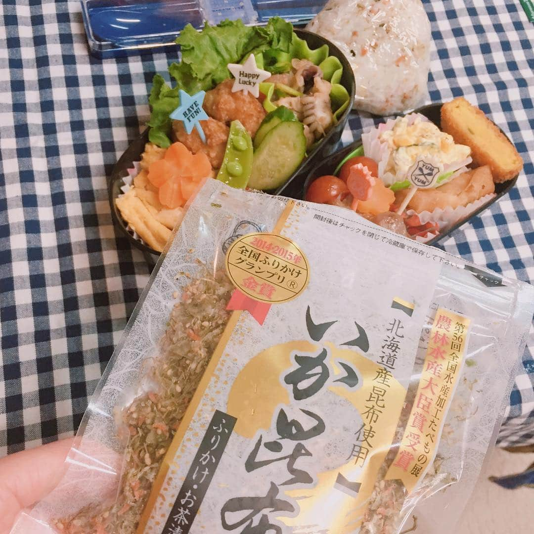 新山千春さんのインスタグラム写真 - (新山千春Instagram)「本日のお弁当🍱‪ . . ランチョンマットとお箸🥢セットは 先輩mamaの黒住さんからの頂き物💖 . . . おにぎりにしても🍙オススメ。 イカ昆布お気に入り！ . pickは #Seria と #DAISO #料理 #弁当 🍱 #lunchbox . . #千春定食🌹  _____________________________________________________🌴#LA 好き❤ #art 🎨好き#🌸 #Japaneseactress #casualcoordinate #denimcoordinate #makeup #model  #mama#mamastyle #Instagood #streetwear #mamacoordinate #hairarrange #streetfashion  #outfit #casualstyle  #outfitstyle #촬영 #粉我 #나를따르라  #fashionistas #coodinate #新山千春  _____________________________________________🌴🌵🌴🌵」4月15日 7時02分 - chiharuuu_0114