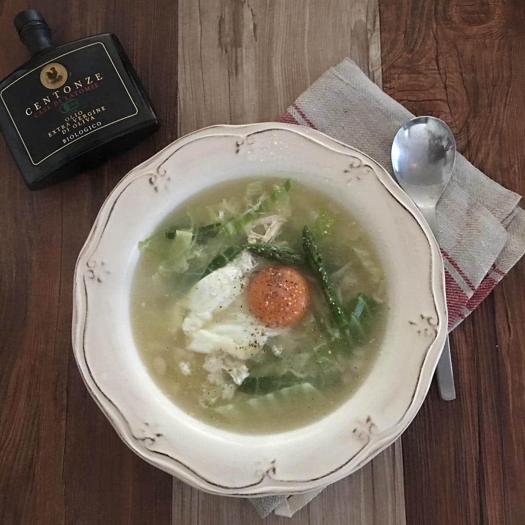 宮前真樹さんのインスタグラム写真 - (宮前真樹Instagram)「#エルマーと一緒に ここ最近はエルマーご飯を作ると 朝ごはんの準備は終了気分で 珈琲だけで終わらせたりしてます。  でもエルマーご飯が人用食材を使っているので 朝ごはんをシェアすることにしてみました。 初めは私達のご飯食材から考えていた気がするけど いつの間にかエルマー基準になっています笑笑  同じ材料を途中で分けて 軽く調味してスープの完成。 #犬ごはん人ごはん #朝スープ  ちなみにエルマーさんは 朝と夜手作り食を食べています。」4月15日 7時16分 - miyamaemaki0116