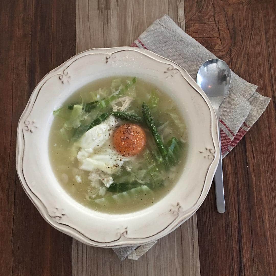 宮前真樹さんのインスタグラム写真 - (宮前真樹Instagram)「#エルマーと一緒に ここ最近はエルマーご飯を作ると 朝ごはんの準備は終了気分で 珈琲だけで終わらせたりしてます。  でもエルマーご飯が人用食材を使っているので 朝ごはんをシェアすることにしてみました。 初めは私達のご飯食材から考えていた気がするけど いつの間にかエルマー基準になっています笑笑  同じ材料を途中で分けて 軽く調味してスープの完成。 #犬ごはん人ごはん #朝スープ  ちなみにエルマーさんは 朝と夜手作り食を食べています。」4月15日 7時16分 - miyamaemaki0116