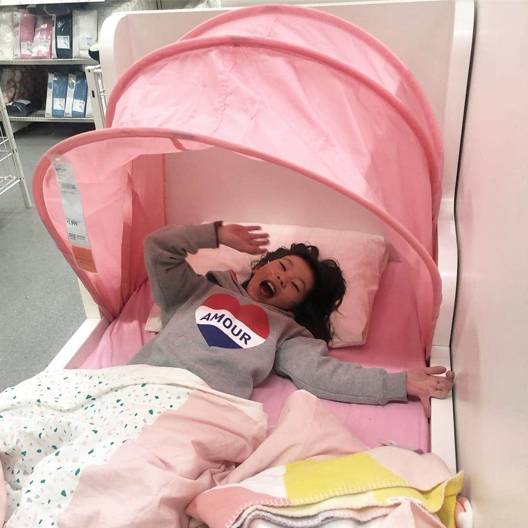 yukiさんのインスタグラム写真 - (yukiInstagram)「#ikea #ひとりで寝れるかな #マイベッド買えるかな #前のめり#パパ大好きすぎる #milka おはようございます。  お父さんがいない時は、 やむを得ず、仕方なく、不本意すぎる感じで 一人で寝ています。が、まだまだパパラブ❤️ 自分用ベッドはゲットできるのか⁈ 🛏」4月15日 7時19分 - milkayuki