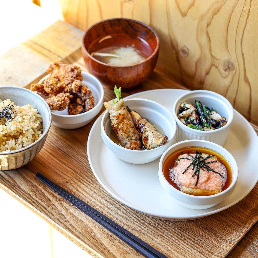 きょん。さんのインスタグラム写真 - (きょん。Instagram)「. .  日々食堂 @hibi_shokudo  あれと これと それを。  好きなの選んで 自分好みの定食を。  唐揚げは 揚げたて提供。  この食堂感、 懐かしくて いいな〜〜。 #日々食堂 #osaka#gohan」4月15日 7時20分 - kyon_tokiiro