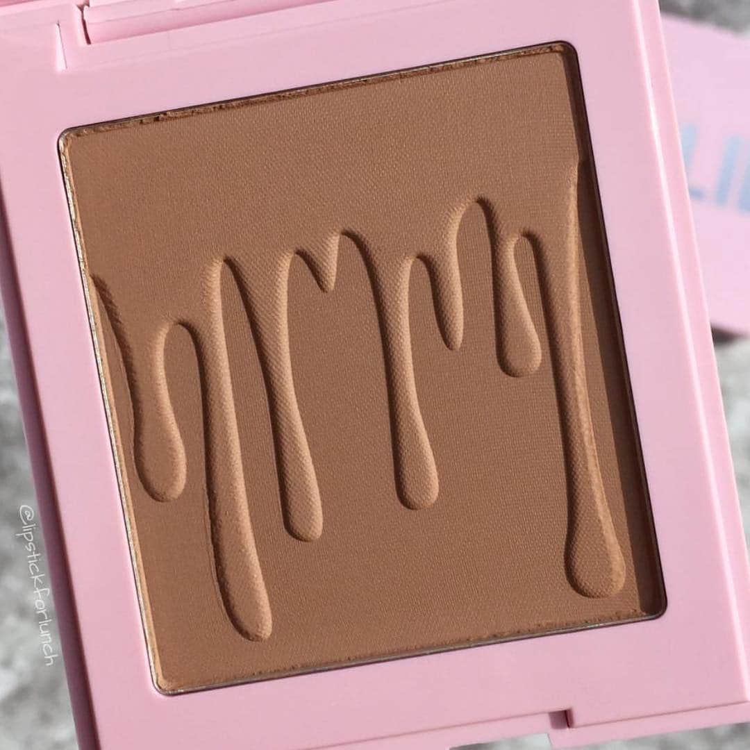 Kylie Cosmeticsさんのインスタグラム写真 - (Kylie CosmeticsInstagram)「TOASTY ☀️ all bronzers are in stock now at KylieCosmetics.com 😋 pic by @lipstickforlunch」4月15日 7時34分 - kyliecosmetics