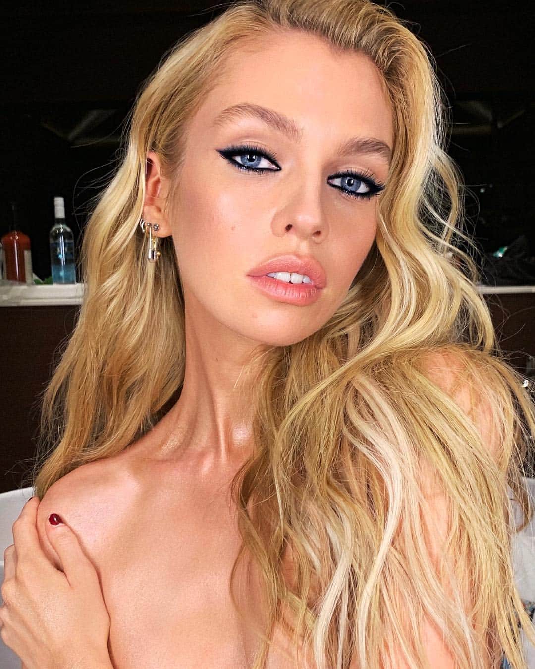 Carolina Gonzalezさんのインスタグラム写真 - (Carolina GonzalezInstagram)「⚜️STELLA🎡#LINER & #GLOW ✨ @stellamaxwell #Coachella #bts #beauty  #hair @daniellepriano  #makeupCarolinaGonzalez ********* LINER- @chanel.beauty #calligraphie  BODYGLOW- using the soon launched @iconic.london #bodyilluminator #ICONIC #ICONICLONDON #iconiclondonpartner 💋💄」4月15日 7時32分 - cgonzalezbeauty
