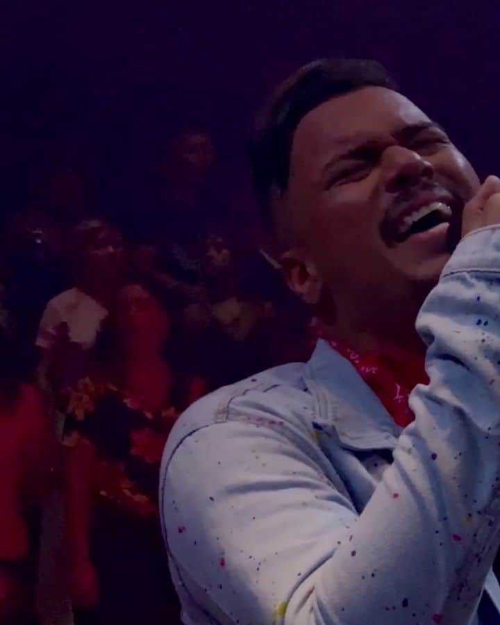 Sorriso Marotoのインスタグラム：「Essa fere, hein rsrs O clipe de #Ruínas já tem mais de 4 milhões de visualizações! Já assistiu? #SorrisoMarotoAoCuboAoVivoEmCores」