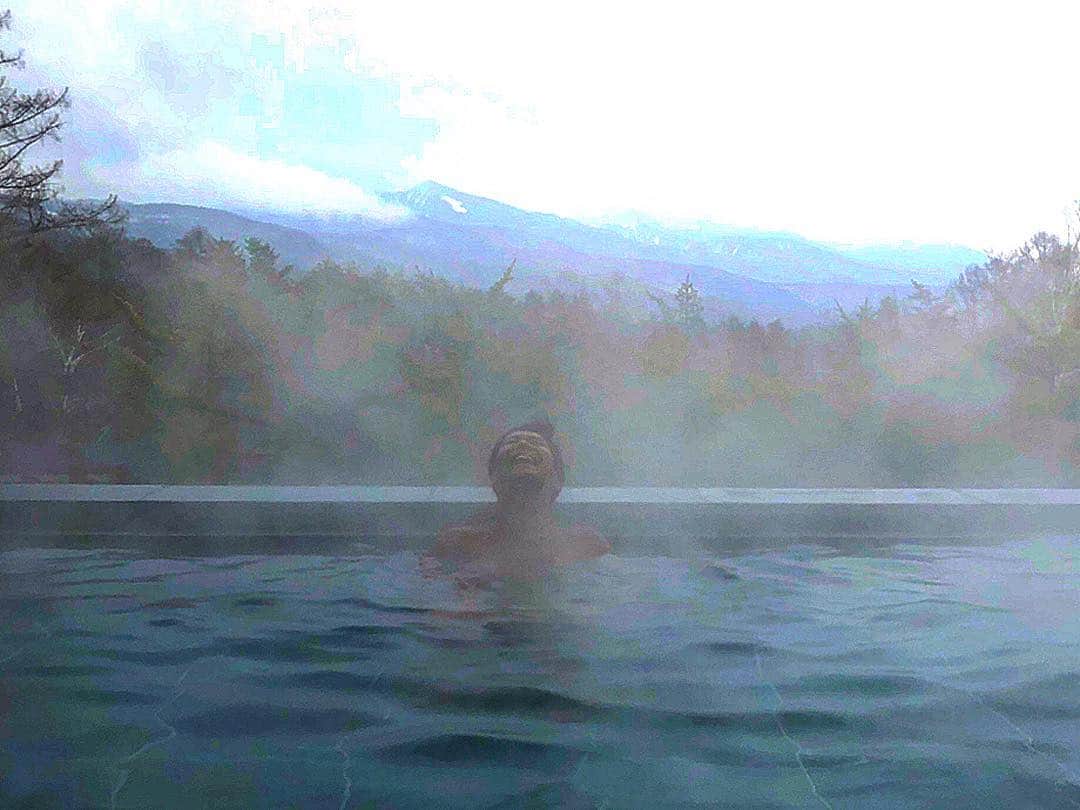 君島良夫のインスタグラム：「最高の日曜日の過ごし方。 大自然と露天風呂。  SUNDAY VIBES. Outside onsen heals everything♨️🌲」