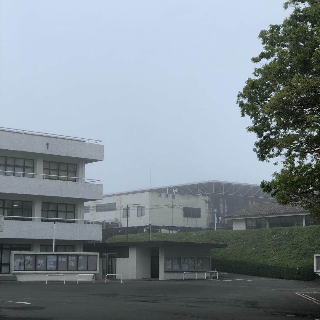 福岡女子短期大学さんのインスタグラム写真 - (福岡女子短期大学Instagram)「@福岡女子短期大学 . おはようございます。福岡女子短期大学です。 . 今朝の太宰府は肌寒く、キャンパス内には霧がかかっています。濃い霧なので交通機関🚊にも影響が出る可能性🚪があります。時間に余裕をもってお過ごしください🌱 . 今週も1週間頑張りましょう✨ . #福岡女子短期大学 #福女短 #濃霧 #霧 #太宰府 #fwjc #天気 #今朝 #朝の風景 #真っ白 #キャンパス #4月15日 #寒い #肌寒い #通勤 #通学 #朝活 #福岡の女子短期大学 #学校 #校舎 #窓ガラス #窓からの景色 #大学 #短期大学 #短大 #福岡写真部 #福岡 #福岡県 #太宰府市 #朝時間 . ========[ 資料請求 ]======== ． 新しい福岡女子短期大学の資料請求（2020大学案内）を無料送付中です。本学ホームページからお気軽に申し込みください。 . 子ども学科/健康栄養学科 音楽科/文化教養学科 ． 福岡女子短期大学 住所：‪‪福岡県太宰府市五条四丁目16番1号‬‬ tel：‪‪092-922-4034‬‬（代表） . =========================」4月15日 7時43分 - fukuoka_wjc