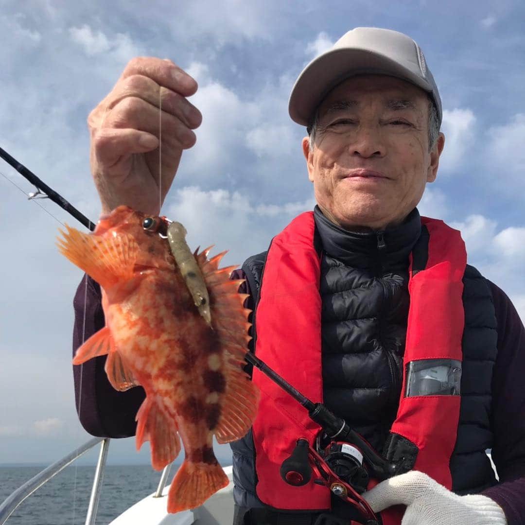 赤星拓さんのインスタグラム写真 - (赤星拓Instagram)「松本育夫さん、元RKK熊本放送アナウンサー清原憲一さんと弊社内田代表62th birthday fishing❗️おめでとうございます㊗️🎉 TVでも活躍中！これから最高のシーズンを迎えるスーパー船長 @u.k.k.y  ウッキーさんの遊漁船は絶賛御予約受付中❗️❗️（大人気なウッキー船長は事前の予約をお願いします） フランピングビレッジ天草と併設されてるマリーナ 「フィッシャリーズ フィッシャリーズ 」 詳細はベストアメニティ HPから^_^ http://www.franping.com/  #Repost @u.k.k.y with @get_repost ・・・ 昨夜は、ベストアメニティ内田代表の サプライズ？😂誕生日🎂 HIROSHI HANPANAI Tシャツで、サプライズ😙 これからも、ハンパナ〜イで、よろしくお願いします😙👍 そして、昨夜は、元Jリーガー赤星 拓さんの恩師 サガン鳥栖元監督 現在  日本サッカー協会後援会理事長 松本育夫氏 も参加！サッカー会のレジェンド！素敵な方で、感激〜〜😊そして、いつもの仲間の皆さまと楽しい誕生会でした。いつも、ハンパナイ仲間に、感謝🌸 #ベストアメニティ内田代表 #ハンパナイ誕生日 #hanpanaihiroshiティーシャツ #サプライズ😂 #ハンパナイ仲間 #元サガン鳥栖監督松本育夫氏 #日本サッカー協会後援会理事長 #サッカーレジェンド #ステーキハウスバイザウェイ #さしより食堂 #ウッキー天草 #フィシャリーズフィシャリーズ」4月15日 7時36分 - akahoshi.taku_1