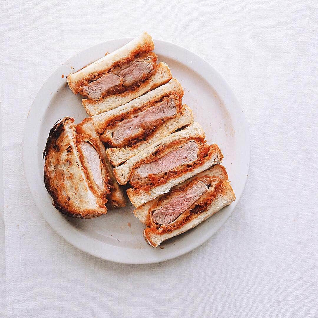 樋口正樹さんのインスタグラム写真 - (樋口正樹Instagram)「Cutlet sandwich . ヒレカツサンド、 月曜の朝から揚がる。 . . #ヒレカツ #カツサンド #かつサンド #サンドイッチ #タカキベーカリー #石窯パン #イギリスパン #朝ごパン #パンスタグラム #cutletsandwich #sandwich」4月15日 7時38分 - higuccini