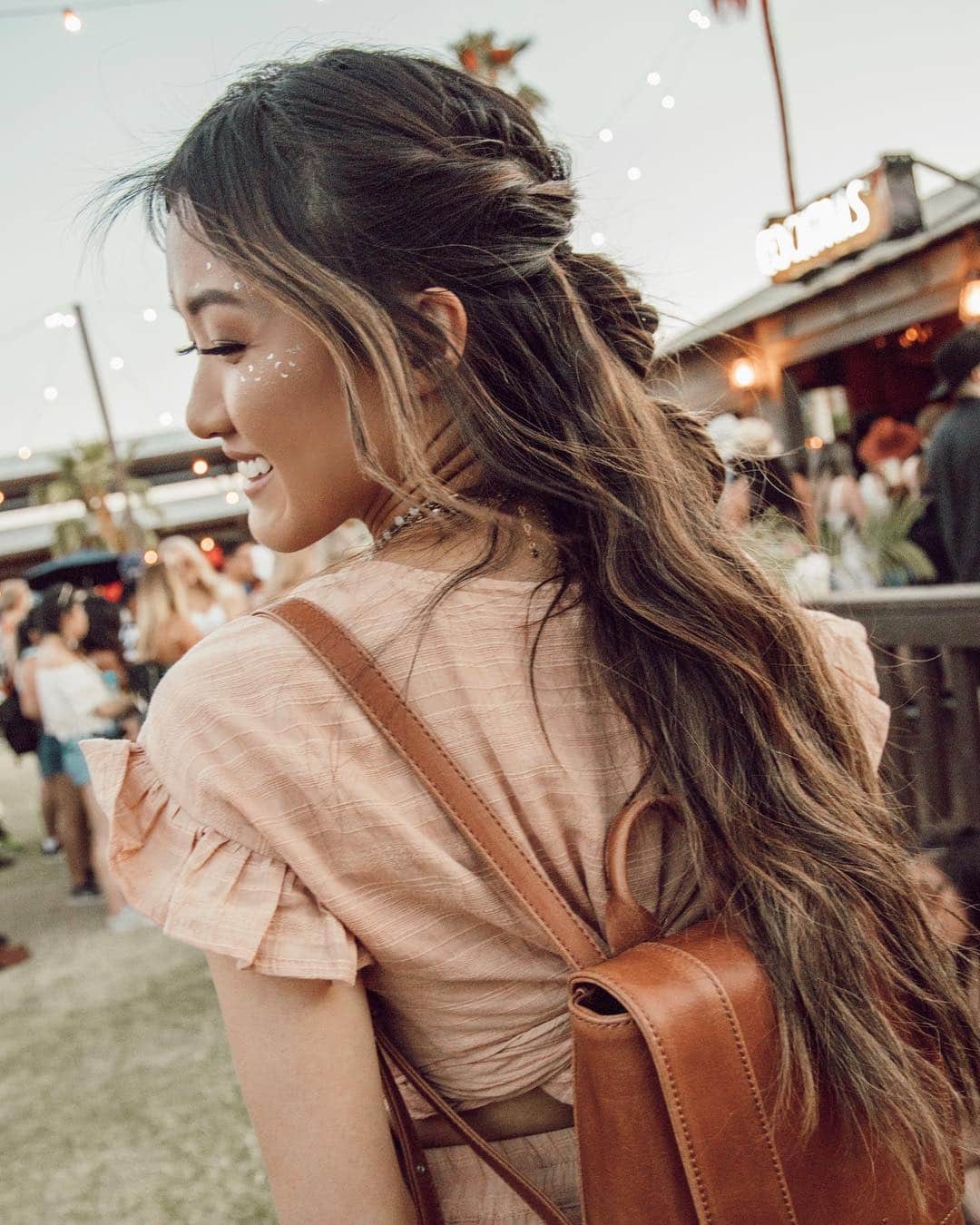 W E Y L I Eのインスタグラム：「My favorite thing about Coachella would have to be the fashion! I love seeing everyone express themselves in all the beautiful different types of clothing. Sometimes it may just be a nipple pasty, but HEY. DO YOU BOO! Everyone looks so happy, dancing the night away, making new friends...okay maybe there are many things I like about Coachella. That’s it to my 5 star review. 10/10 would recommend 😂 Also, I just learned that Sophie has been hiding her hair secrets from me all these years. Home girl really came through with the braids! Why didn’t I know she knew how to do hair all these years?! I guess you never stop learning new things about someone 😂」