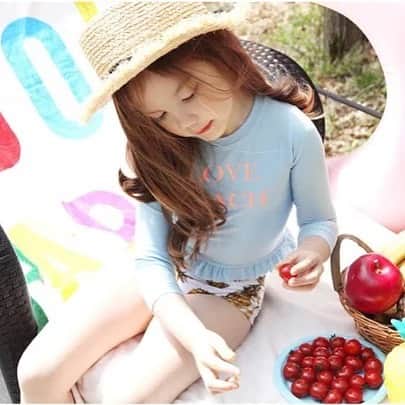 子供服のbig foRE:stさんのインスタグラム写真 - (子供服のbig foRE:stInstagram)「. パイナップル柄ラッシュガード . おはようございます🌞あーちゃんです☆ 店長オススメの長寿みそを始めました(笑)←初告白(笑) さて、効果はいかに・・・(￣ー￣)ﾆﾔﾘ . 今回ご紹介するのは昨年より人気の高いこちら！ 今年も続々とご注文を頂いておりますm(_ _)m✨ ありそうでなかったパイナップル柄のパンツがなんともインポートらしい。 長袖なので日焼け対策にもバッチリです♪ . 近々新作水着も登場予定なのでぜひお楽しみに♡ . . #子供服 #キッズコーデ #韓国子供服 #kidscode #outfit #おでかけコーデ#海外子供服  #おしゃれさんと繋がりたい #kidsjapan #セレクトショップ #女の子コーデ  #男の子コーデ#女の子ママ#男の子ママ#インポート#ママリ #コドモノ #ベビフル#お洒落さんとつながりたい#ママハグ#ninas#水着#スウィムウェア#ラッシュガード」4月15日 7時39分 - olpemi_