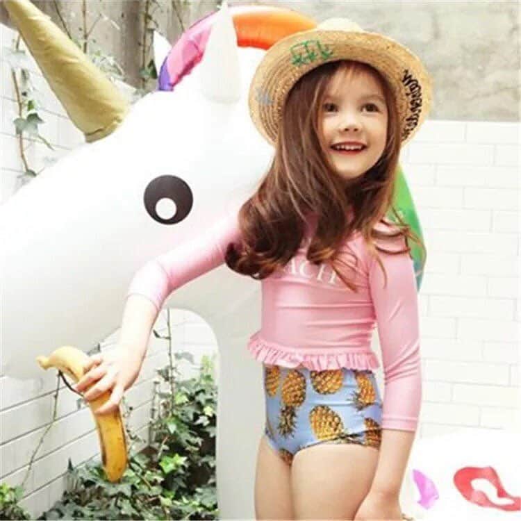 子供服のbig foRE:stさんのインスタグラム写真 - (子供服のbig foRE:stInstagram)「. パイナップル柄ラッシュガード . おはようございます🌞あーちゃんです☆ 店長オススメの長寿みそを始めました(笑)←初告白(笑) さて、効果はいかに・・・(￣ー￣)ﾆﾔﾘ . 今回ご紹介するのは昨年より人気の高いこちら！ 今年も続々とご注文を頂いておりますm(_ _)m✨ ありそうでなかったパイナップル柄のパンツがなんともインポートらしい。 長袖なので日焼け対策にもバッチリです♪ . 近々新作水着も登場予定なのでぜひお楽しみに♡ . . #子供服 #キッズコーデ #韓国子供服 #kidscode #outfit #おでかけコーデ#海外子供服  #おしゃれさんと繋がりたい #kidsjapan #セレクトショップ #女の子コーデ  #男の子コーデ#女の子ママ#男の子ママ#インポート#ママリ #コドモノ #ベビフル#お洒落さんとつながりたい#ママハグ#ninas#水着#スウィムウェア#ラッシュガード」4月15日 7時39分 - olpemi_