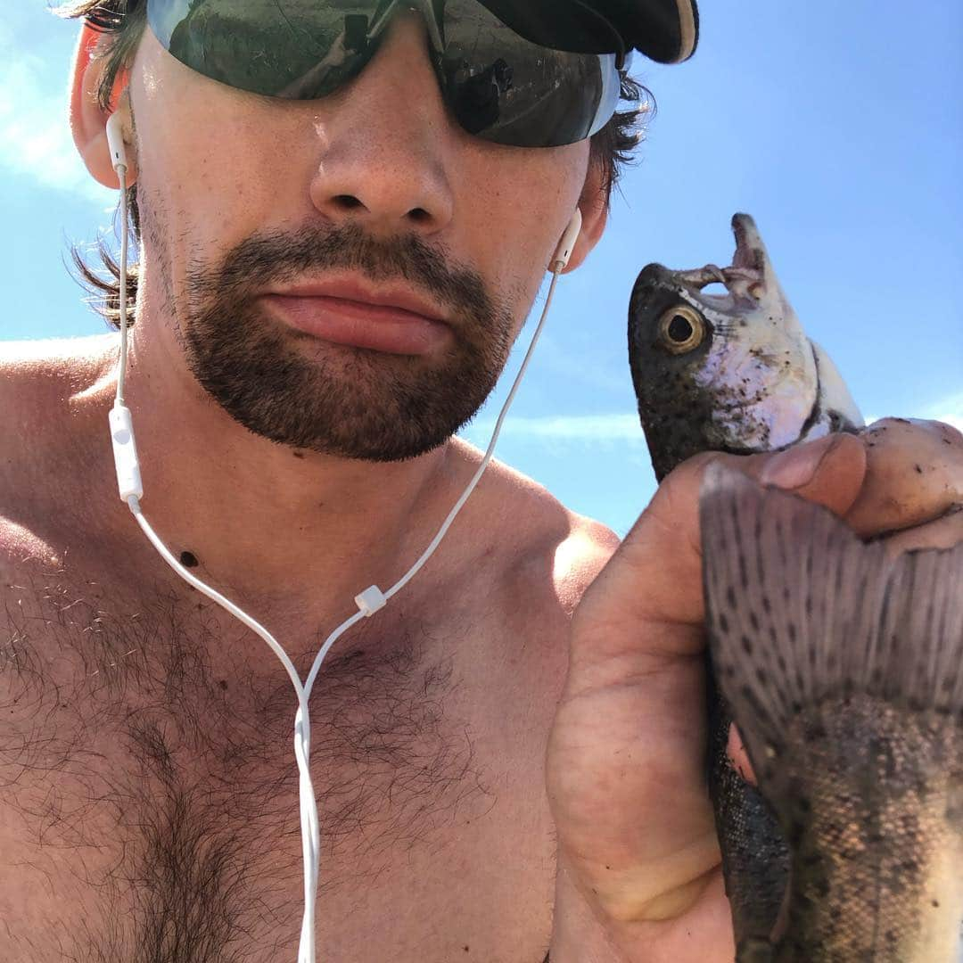 クリス・クニエリムさんのインスタグラム写真 - (クリス・クニエリムInstagram)「Beautiful day on the water. Great day to relax and fish. Also a great day to get a sunburn. 🤪😎🐟🚣🏼‍♂️🎣」4月15日 7時42分 - chris_knierim